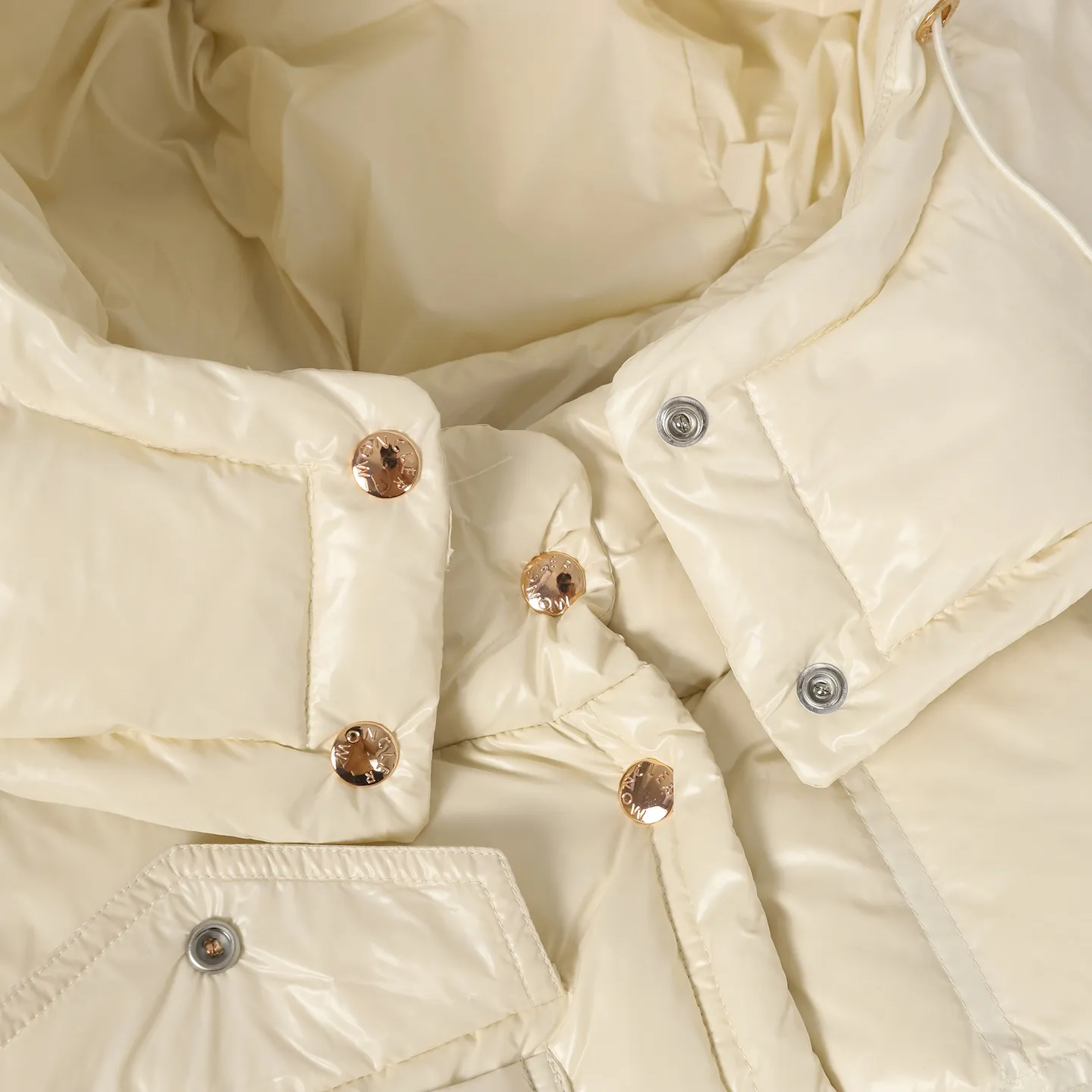 P920 Moncler/Meng Mouth Women's Square Quilted Hooded Short Down Jacket Fabric selection: Selected high-density super laqué nylon fabric, matched with lightweight down filling, and nylon lining design, which ensures excellent thermal performance while showing an avant-garde urban style.  Craftsmanship and details: The short silhouette is paired with innovative super laqué nylon fabric, which presents a unique glossy texture and perfectly blends functionality and fashion. Breakthrough asymmetrical tailoring, with double-button closure system. Three-dimensional geometric quilting technology, creating visual hierarchy through differentiated quilting sizes on the body and sleeves. Detachable and adjustable hood design to meet various dressing needs. Double closure system (zipper + snap button) ensures windproof and warm. Multifunctional storage space: zipper security pocket + snap-button chest pocket. Drawstring hem design, the tightness can be adjusted freely. 90 national standard high-quality white duck down: Selected high-loft down, weighing 210g, light and warm, with excellent temperature locking performance and good resilience.  Accessories: Customized armband Customized snap button Customized zipper puller Color: black/beige/green SIZE: 1/2/3/4