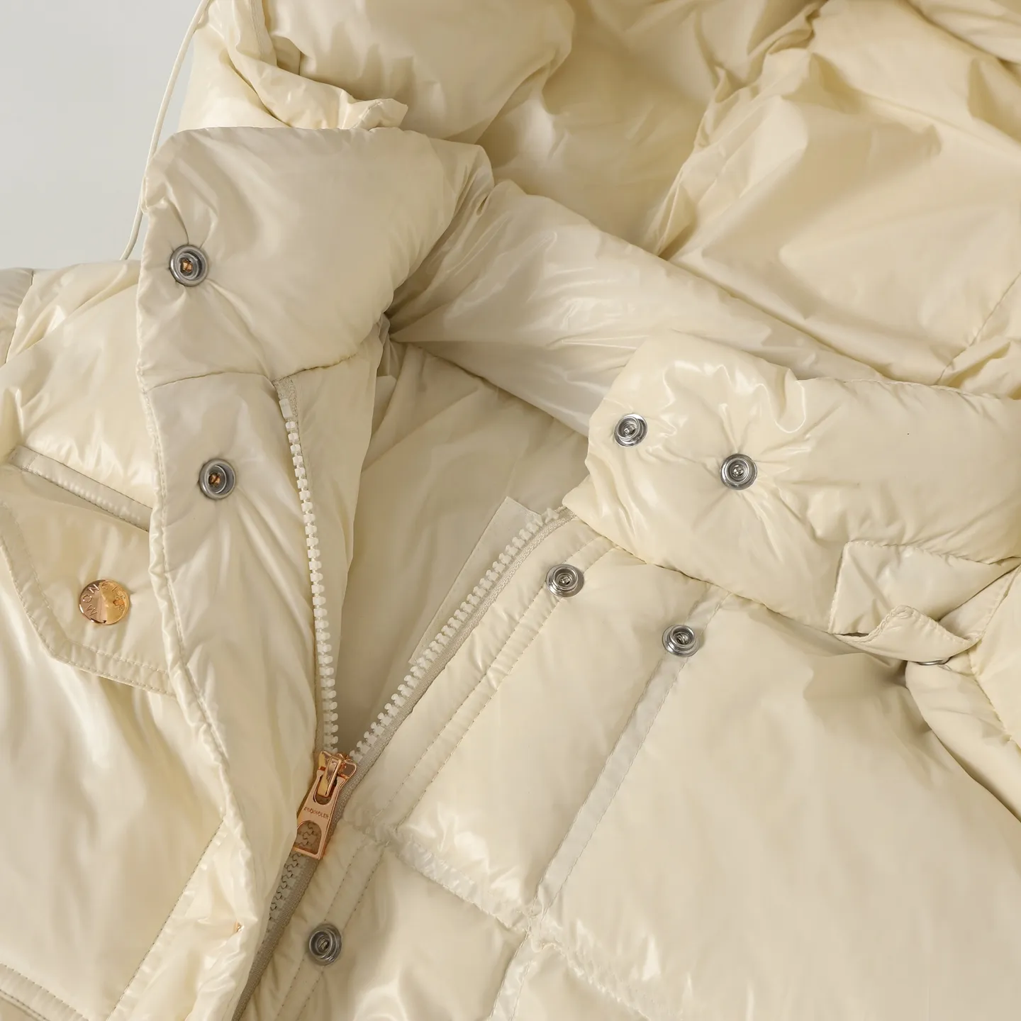 P920 Moncler/Meng Mouth Women's Square Quilted Hooded Short Down Jacket Fabric selection: Selected high-density super laqué nylon fabric, matched with lightweight down filling, and nylon lining design, which ensures excellent thermal performance while showing an avant-garde urban style.  Craftsmanship and details: The short silhouette is paired with innovative super laqué nylon fabric, which presents a unique glossy texture and perfectly blends functionality and fashion. Breakthrough asymmetrical tailoring, with double-button closure system. Three-dimensional geometric quilting technology, creating visual hierarchy through differentiated quilting sizes on the body and sleeves. Detachable and adjustable hood design to meet various dressing needs. Double closure system (zipper + snap button) ensures windproof and warm. Multifunctional storage space: zipper security pocket + snap-button chest pocket. Drawstring hem design, the tightness can be adjusted freely. 90 national standard high-quality white duck down: Selected high-loft down, weighing 210g, light and warm, with excellent temperature locking performance and good resilience.  Accessories: Customized armband Customized snap button Customized zipper puller Color: black/beige/green SIZE: 1/2/3/4