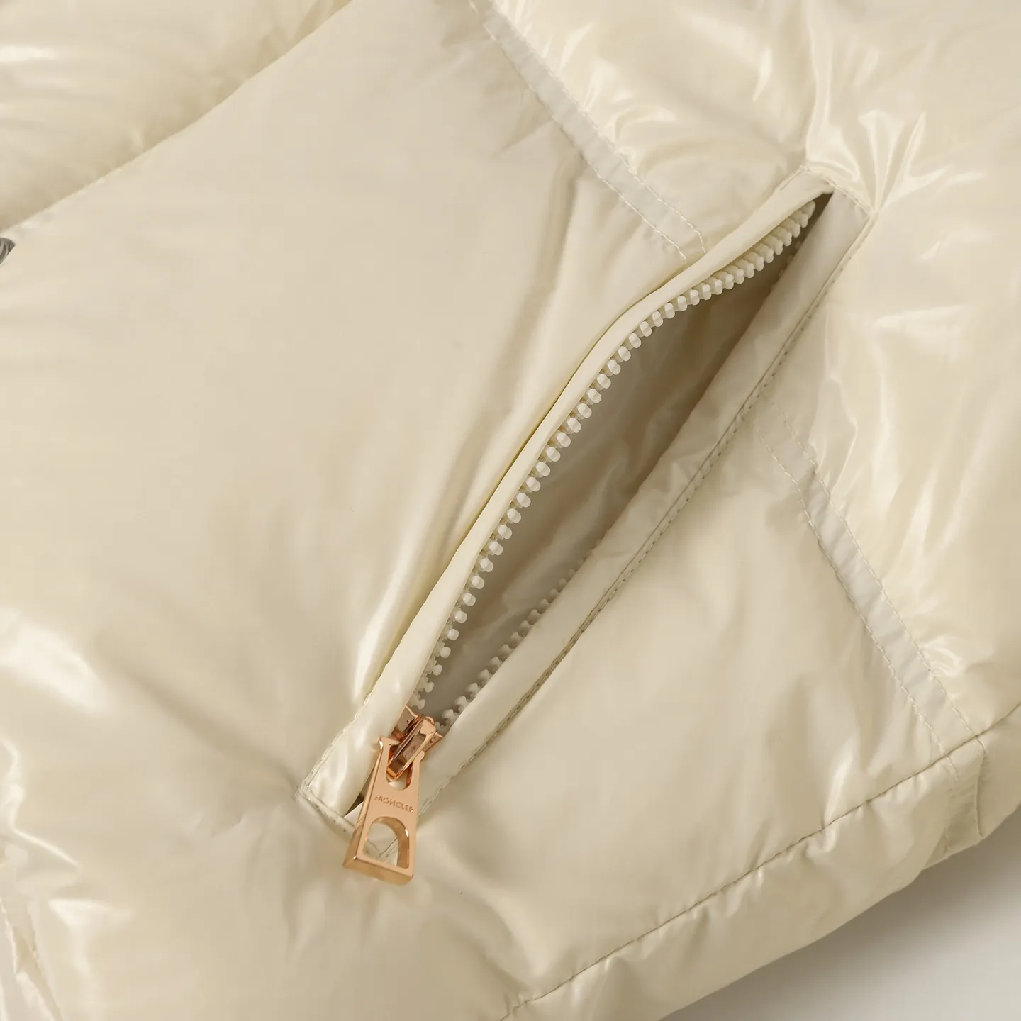 P920 Moncler/Meng Mouth Women's Square Quilted Hooded Short Down Jacket Fabric selection: Selected high-density super laqué nylon fabric, matched with lightweight down filling, and nylon lining design, which ensures excellent thermal performance while showing an avant-garde urban style.  Craftsmanship and details: The short silhouette is paired with innovative super laqué nylon fabric, which presents a unique glossy texture and perfectly blends functionality and fashion. Breakthrough asymmetrical tailoring, with double-button closure system. Three-dimensional geometric quilting technology, creating visual hierarchy through differentiated quilting sizes on the body and sleeves. Detachable and adjustable hood design to meet various dressing needs. Double closure system (zipper + snap button) ensures windproof and warm. Multifunctional storage space: zipper security pocket + snap-button chest pocket. Drawstring hem design, the tightness can be adjusted freely. 90 national standard high-quality white duck down: Selected high-loft down, weighing 210g, light and warm, with excellent temperature locking performance and good resilience.  Accessories: Customized armband Customized snap button Customized zipper puller Color: black/beige/green SIZE: 1/2/3/4