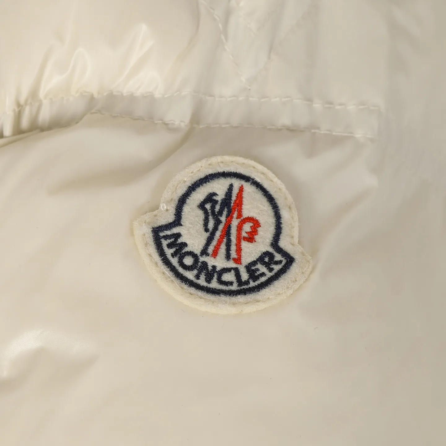 P920 Moncler/Meng Mouth Women's Square Quilted Hooded Short Down Jacket Fabric selection: Selected high-density super laqué nylon fabric, matched with lightweight down filling, and nylon lining design, which ensures excellent thermal performance while showing an avant-garde urban style.  Craftsmanship and details: The short silhouette is paired with innovative super laqué nylon fabric, which presents a unique glossy texture and perfectly blends functionality and fashion. Breakthrough asymmetrical tailoring, with double-button closure system. Three-dimensional geometric quilting technology, creating visual hierarchy through differentiated quilting sizes on the body and sleeves. Detachable and adjustable hood design to meet various dressing needs. Double closure system (zipper + snap button) ensures windproof and warm. Multifunctional storage space: zipper security pocket + snap-button chest pocket. Drawstring hem design, the tightness can be adjusted freely. 90 national standard high-quality white duck down: Selected high-loft down, weighing 210g, light and warm, with excellent temperature locking performance and good resilience.  Accessories: Customized armband Customized snap button Customized zipper puller Color: black/beige/green SIZE: 1/2/3/4