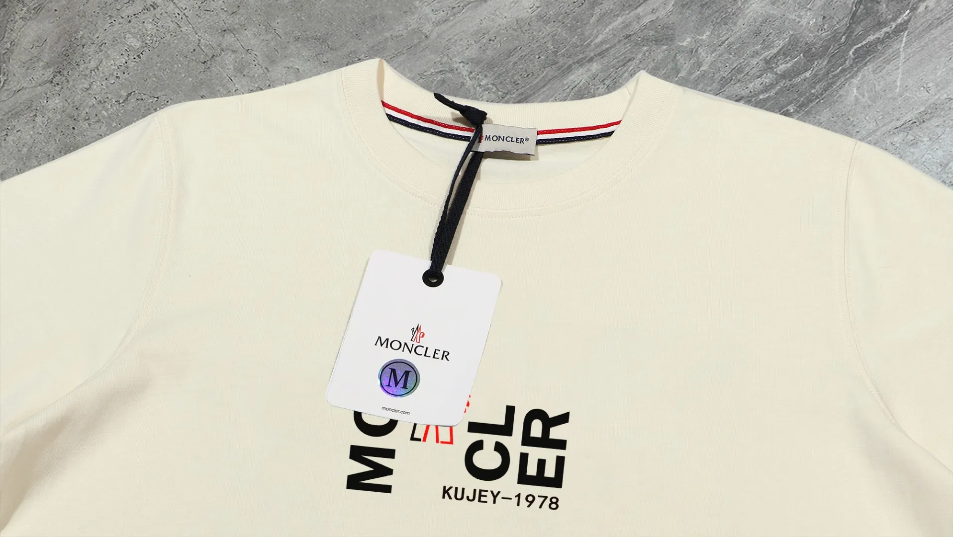 P140 💰Upgraded version "Mobile phone smart sensor ~ NFC chip armband ~ direct access to the official website for anti-counterfeiting" "Moncler ~ Mouth Mouth" 2025 new high-quality round neck short-sleeved T-shirt. The cuffs have imported embroidered labels. Customized dyeing, very comfortable to touch. Super versatile and good-looking short-sleeved. Complete with three labels. Non-market ordinary version. Feel free to compare. Quality is absolutely guaranteed! ‼ First of all, this original fabric is all custom-woven with 32-count double yarn fabric, 250G, and the weight is the same‼ Fine workmanship, double waistcoat method, double waistcoat method, double waistcoat method makes the whole dress more three-dimensional, which is not a craft that ordinary T-shirts can achieve🤪 Size: S-M-L-XL-2XL Color: black, white, apricot, same style for men and women