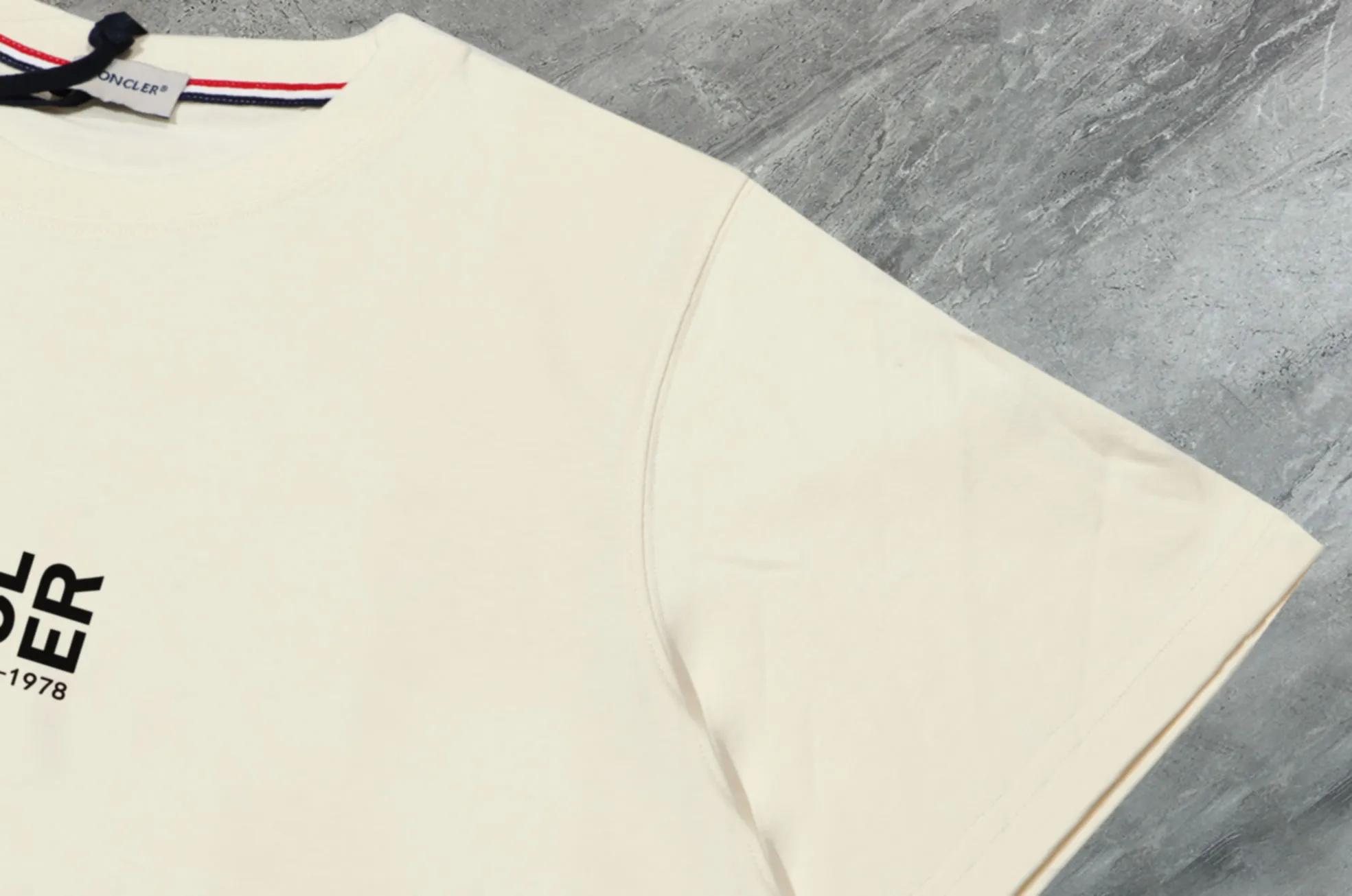 P140 💰Upgraded version "Mobile phone smart sensor ~ NFC chip armband ~ direct access to the official website for anti-counterfeiting" "Moncler ~ Mouth Mouth" 2025 new high-quality round neck short-sleeved T-shirt. The cuffs have imported embroidered labels. Customized dyeing, very comfortable to touch. Super versatile and good-looking short-sleeved. Complete with three labels. Non-market ordinary version. Feel free to compare. Quality is absolutely guaranteed! ‼ First of all, this original fabric is all custom-woven with 32-count double yarn fabric, 250G, and the weight is the same‼ Fine workmanship, double waistcoat method, double waistcoat method, double waistcoat method makes the whole dress more three-dimensional, which is not a craft that ordinary T-shirts can achieve🤪 Size: S-M-L-XL-2XL Color: black, white, apricot, same style for men and women