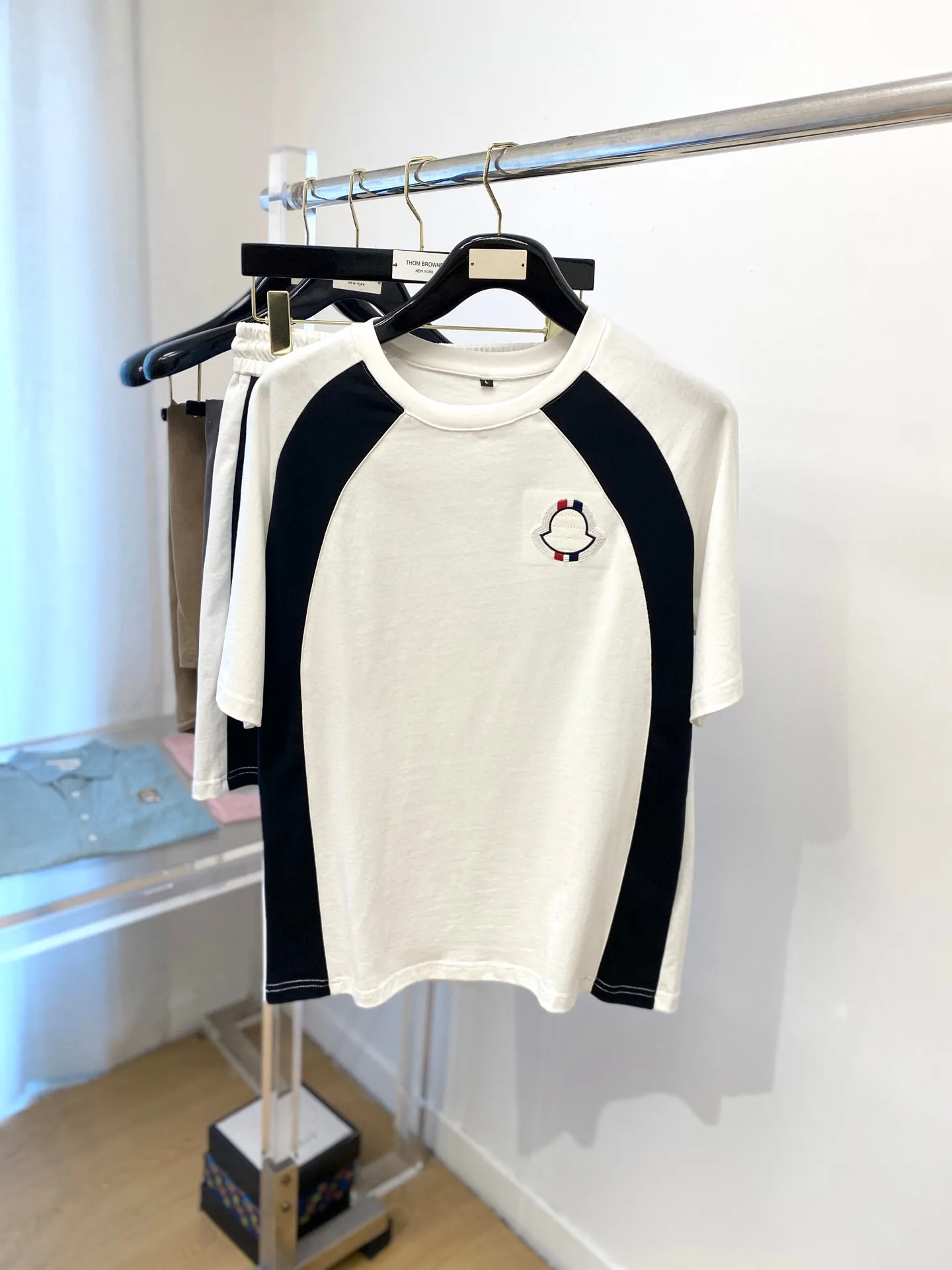 P570 Brand [MONCLER Mouth Covered] 2025 round neck short-sleeved shorts suit. The upper body of pure cotton fabric will not be stuffy. The smooth and comfortable skin-friendly effect is more breathable. The fabric has its own texture. Classic logo technology. A new interpretation from a unique angle. Fashionable and versatile choice! Size: M-3XL (maximum wear: 190 pounds)