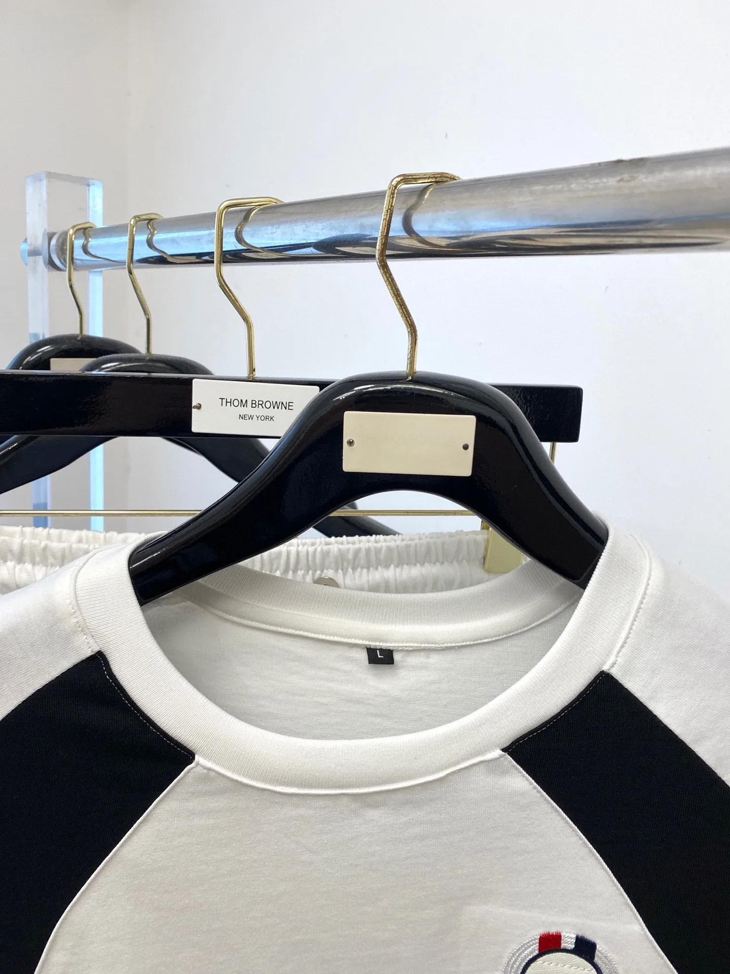 P570 Brand [MONCLER Mouth Covered] 2025 round neck short-sleeved shorts suit. The upper body of pure cotton fabric will not be stuffy. The smooth and comfortable skin-friendly effect is more breathable. The fabric has its own texture. Classic logo technology. A new interpretation from a unique angle. Fashionable and versatile choice! Size: M-3XL (maximum wear: 190 pounds)
