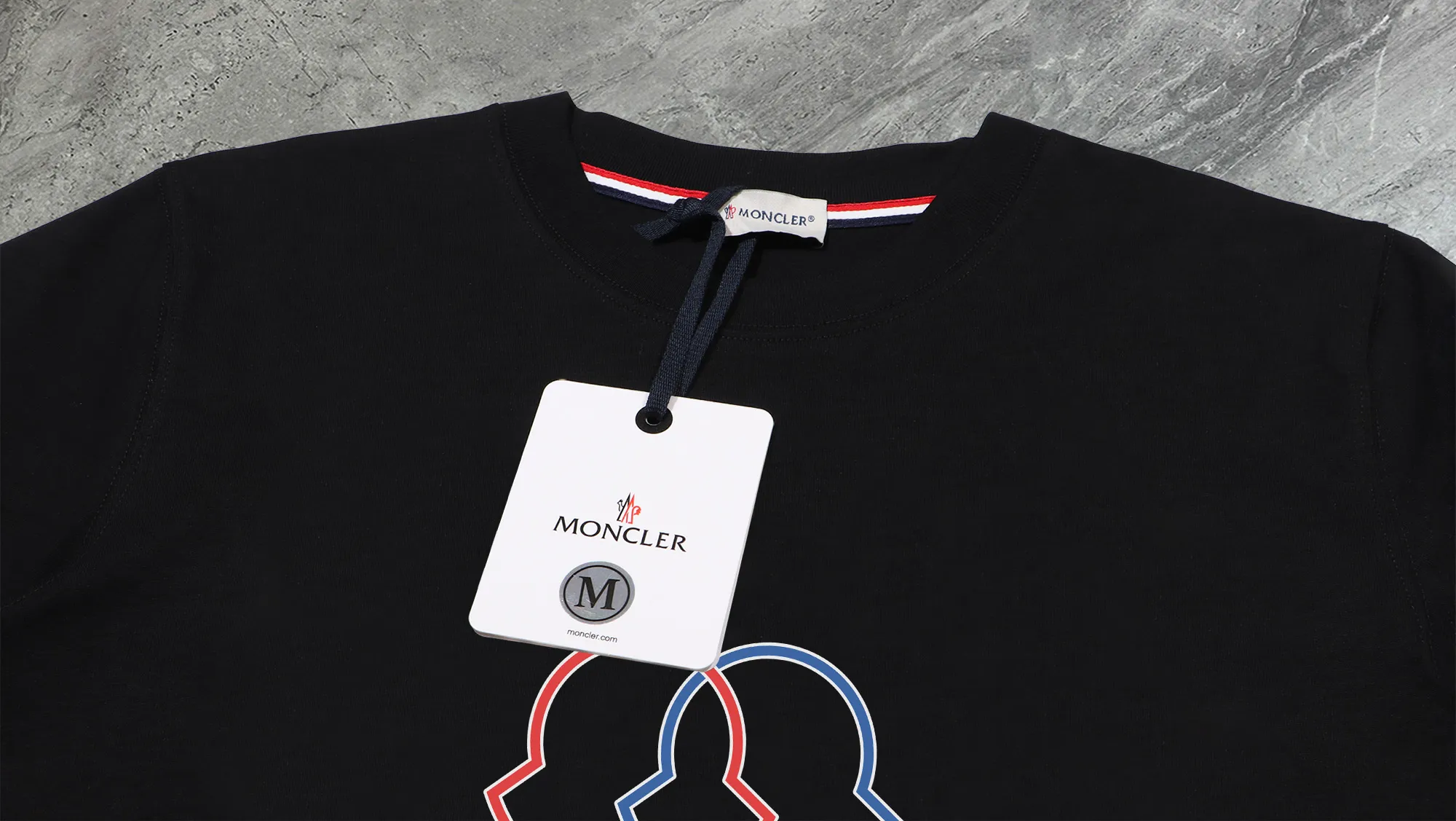P140 💰Upgraded version "Mobile phone smart sensor ~ NFC chip armband ~ direct access to the official website for anti-counterfeiting" "Moncler ~ Mouth Mouth" 2025 new high-quality round neck short-sleeved T-shirt. The cuffs have imported embroidered labels. Customized dyeing, very comfortable to touch. Super versatile and good-looking short-sleeved. Complete with three labels. Non-market ordinary version. Feel free to compare. Quality is absolutely guaranteed! ‼ First of all, this original fabric is all custom-woven with 32-count double yarn fabric, 250G, and the weight is the same‼ Fine workmanship, double waistcoat method, double waistcoat method, double waistcoat method makes the whole dress more three-dimensional, which is not a craft that ordinary T-shirts can achieve🤪 Size: S-M-L-XL-2XL Color: black, white, apricot, same style for men and women