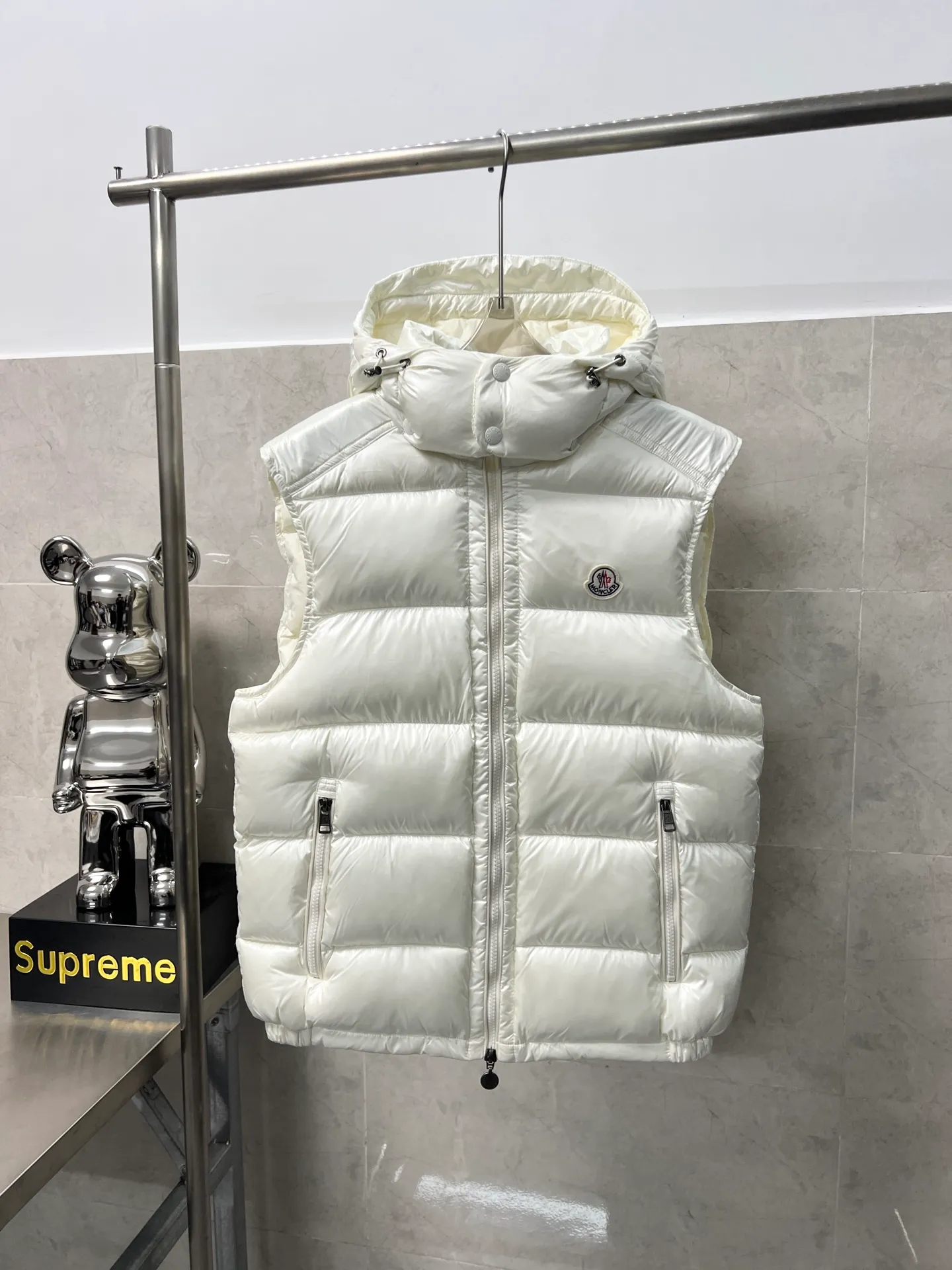 P600 Moncler couple's high version hooded down vest is a super popular item, made in a unique street punk style, and has a high profile for couples. Made of iconic matte technical waterproof fabric, the fabric feels smooth and very textured, and is equipped with classic rectangular quilting to ensure the even distribution of down inside, bringing the ultimate warm and comfortable wearing experience, and it is also very fashionable and stylish! Color: Black White Size: 12345