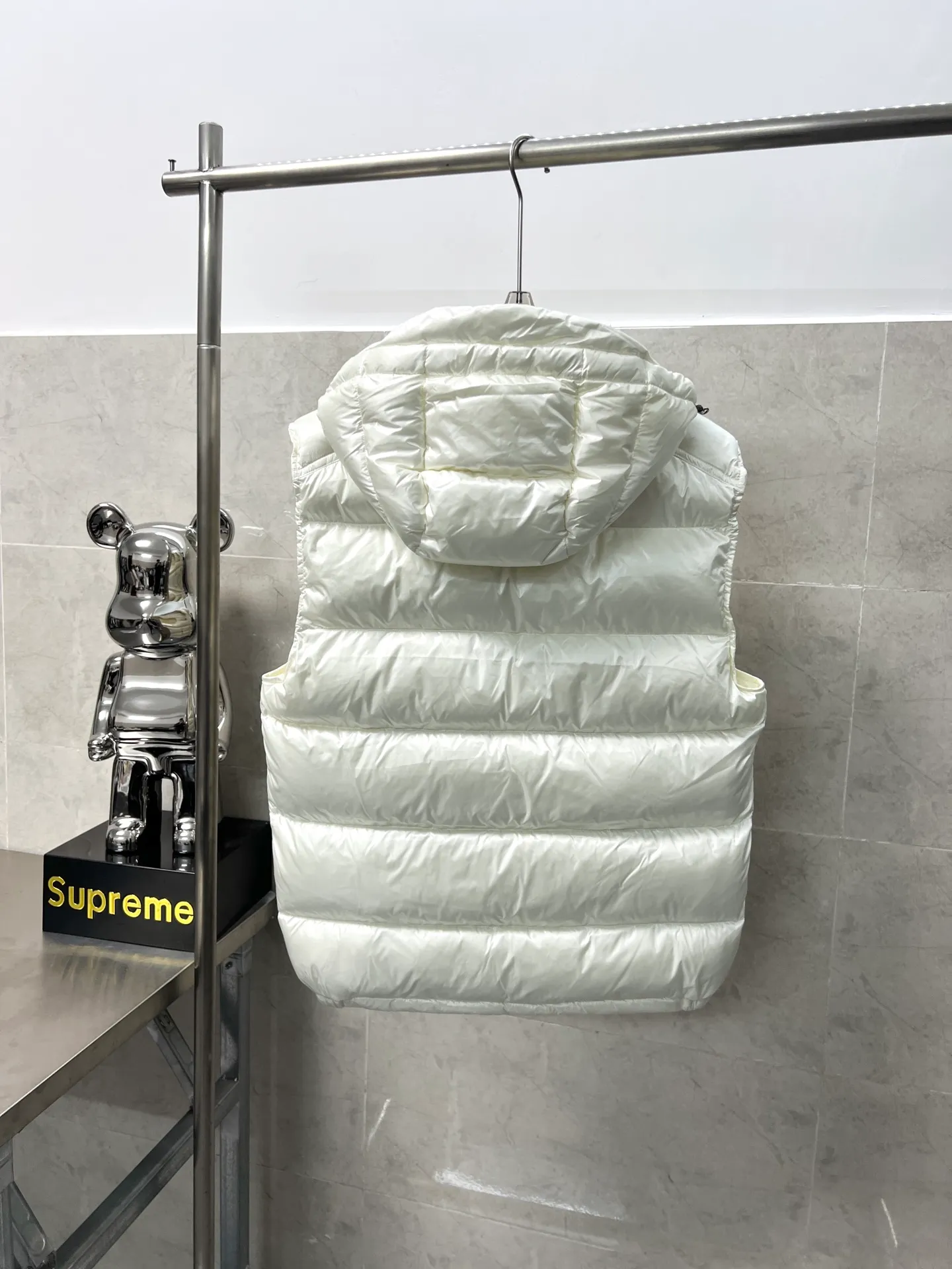 P600 Moncler couple's high version hooded down vest is a super popular item, made in a unique street punk style, and has a high profile for couples. Made of iconic matte technical waterproof fabric, the fabric feels smooth and very textured, and is equipped with classic rectangular quilting to ensure the even distribution of down inside, bringing the ultimate warm and comfortable wearing experience, and it is also very fashionable and stylish! Color: Black White Size: 12345