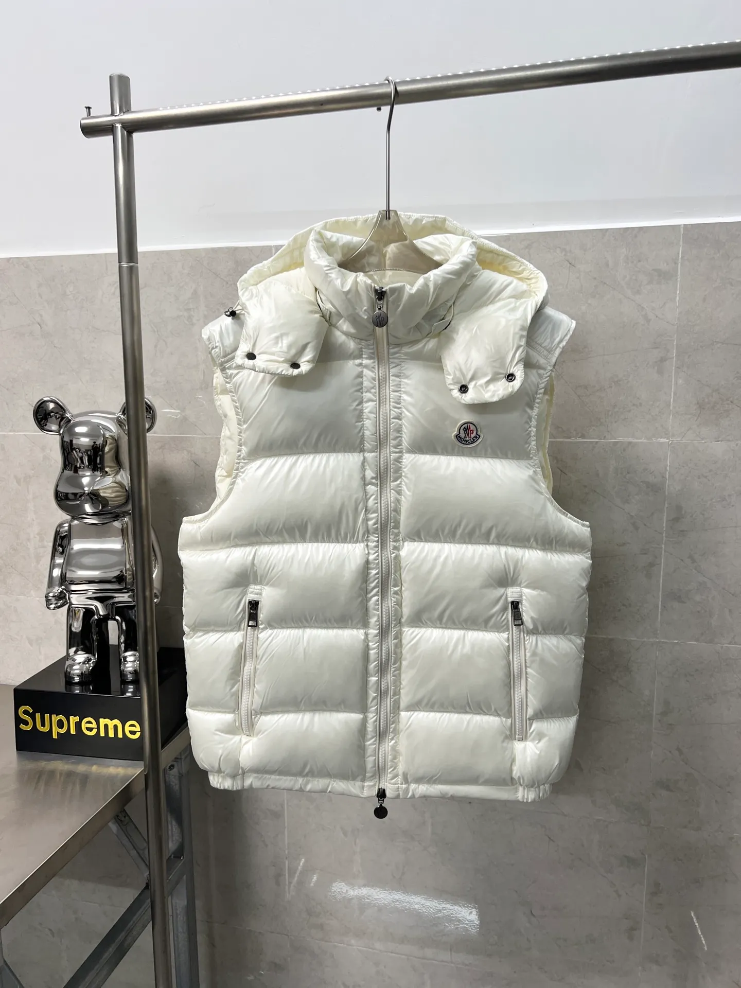P600 Moncler couple's high version hooded down vest is a super popular item, made in a unique street punk style, and has a high profile for couples. Made of iconic matte technical waterproof fabric, the fabric feels smooth and very textured, and is equipped with classic rectangular quilting to ensure the even distribution of down inside, bringing the ultimate warm and comfortable wearing experience, and it is also very fashionable and stylish! Color: Black White Size: 12345