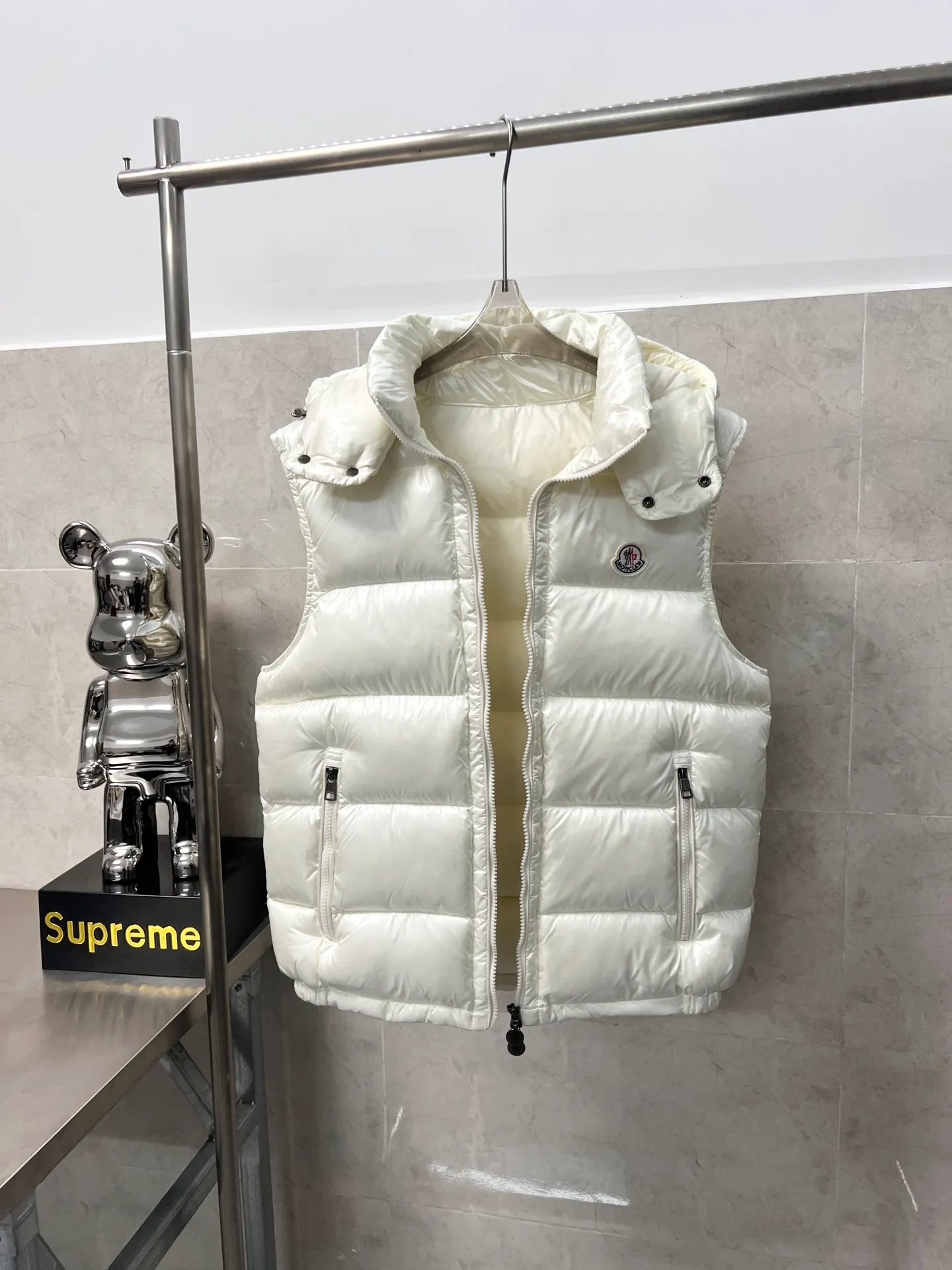 P600 Moncler couple's high version hooded down vest is a super popular item, made in a unique street punk style, and has a high profile for couples. Made of iconic matte technical waterproof fabric, the fabric feels smooth and very textured, and is equipped with classic rectangular quilting to ensure the even distribution of down inside, bringing the ultimate warm and comfortable wearing experience, and it is also very fashionable and stylish! Color: Black White Size: 12345