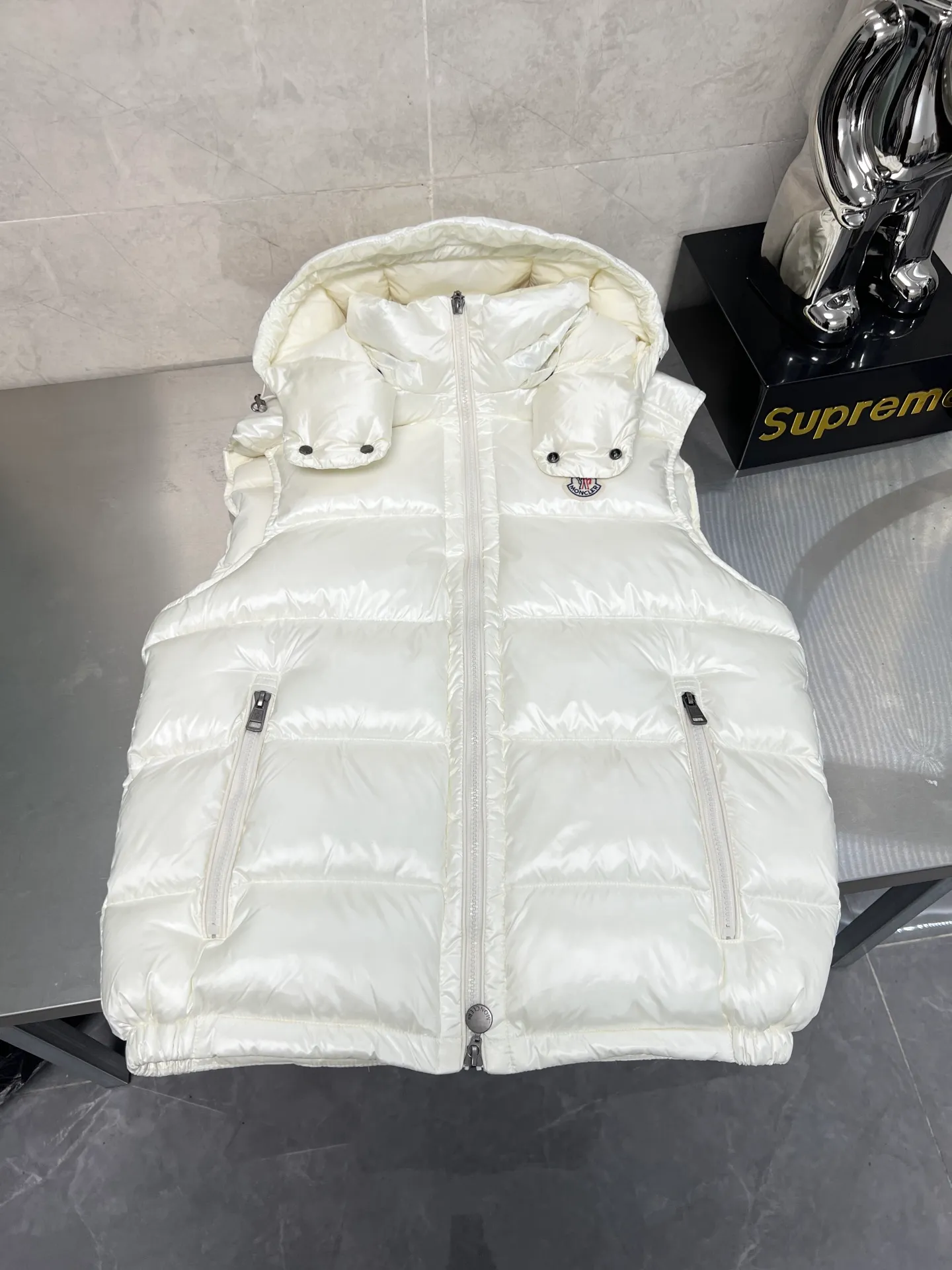 P600 Moncler couple's high version hooded down vest is a super popular item, made in a unique street punk style, and has a high profile for couples. Made of iconic matte technical waterproof fabric, the fabric feels smooth and very textured, and is equipped with classic rectangular quilting to ensure the even distribution of down inside, bringing the ultimate warm and comfortable wearing experience, and it is also very fashionable and stylish! Color: Black White Size: 12345