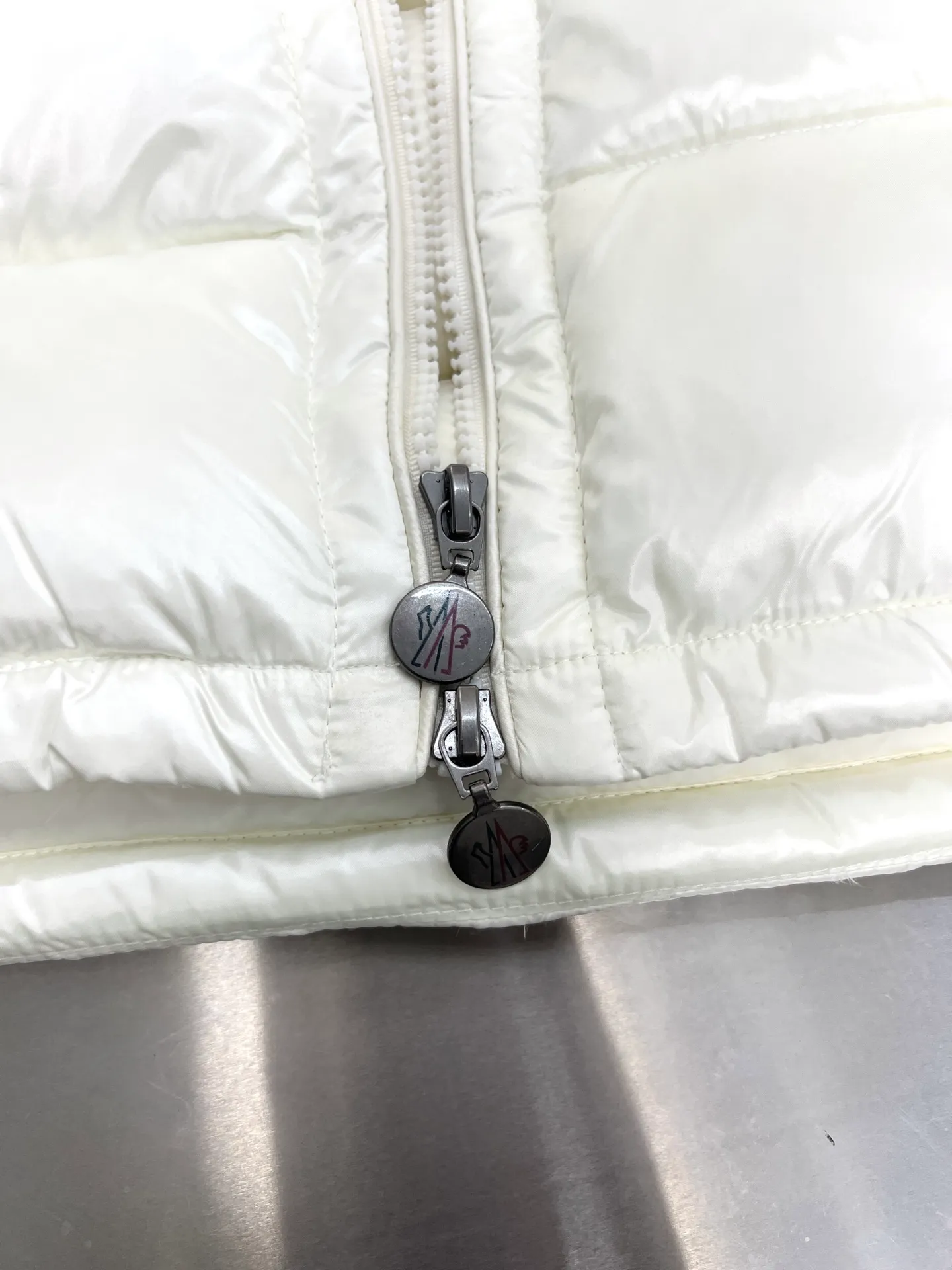 P600 Moncler couple's high version hooded down vest is a super popular item, made in a unique street punk style, and has a high profile for couples. Made of iconic matte technical waterproof fabric, the fabric feels smooth and very textured, and is equipped with classic rectangular quilting to ensure the even distribution of down inside, bringing the ultimate warm and comfortable wearing experience, and it is also very fashionable and stylish! Color: Black White Size: 12345