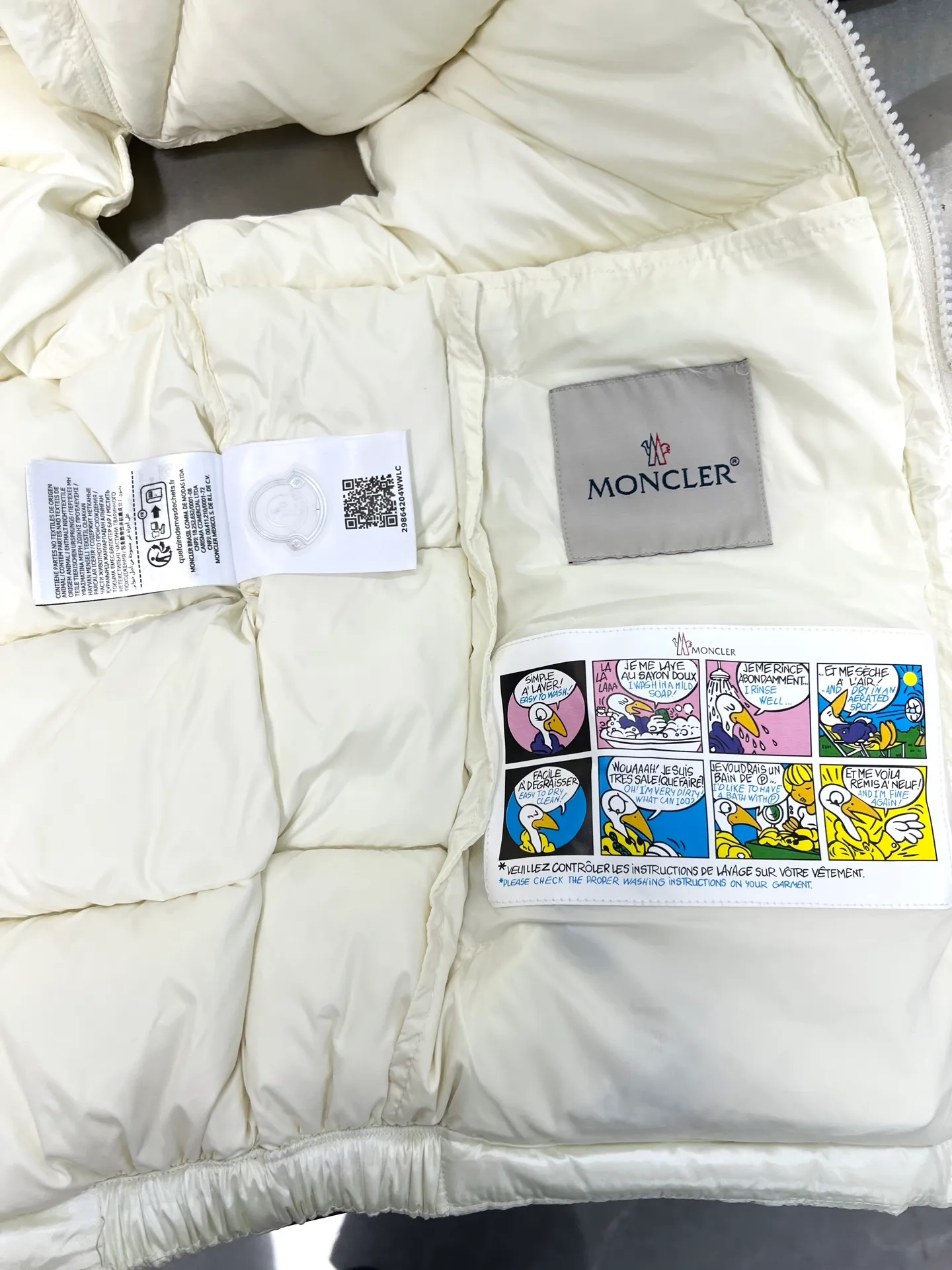 P600 Moncler couple's high version hooded down vest is a super popular item, made in a unique street punk style, and has a high profile for couples. Made of iconic matte technical waterproof fabric, the fabric feels smooth and very textured, and is equipped with classic rectangular quilting to ensure the even distribution of down inside, bringing the ultimate warm and comfortable wearing experience, and it is also very fashionable and stylish! Color: Black White Size: 12345