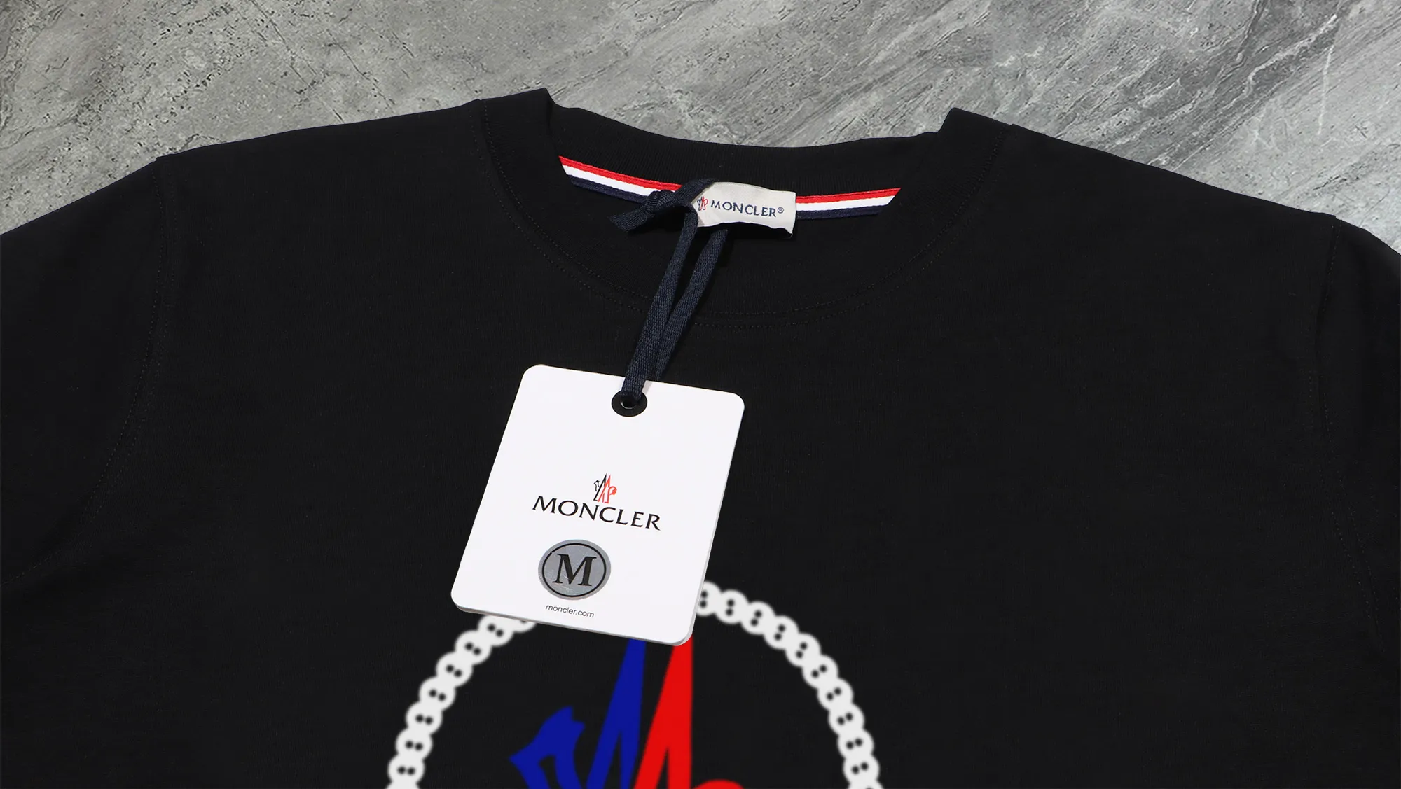 P210 High-version sweatshirt) [Long-term stock] 〖𝐌𝐎𝐍𝐂𝐋𝐄𝐑~Mask〗 Made of 440g heavy-weight fabric. It is different from the market currency. It can be matched with any variety and is properly handsome. 😎The whole dress is made of double waistcoats. The double waistcoats make the whole dress more three-dimensional. Not ordinary factories can do such fine work. 2025 Spring runway version of the T stage, on sale at the counter, round neck terry sweatshirt, high-end double-strand pure cotton, custom-made stretch ribs, dyed in the same vat, complete with three standards, matched with exquisite embroidered LOGO on the chest, simple and advanced, same style for men and women. Color: black, apricot, white, size: S M L XL 2XL