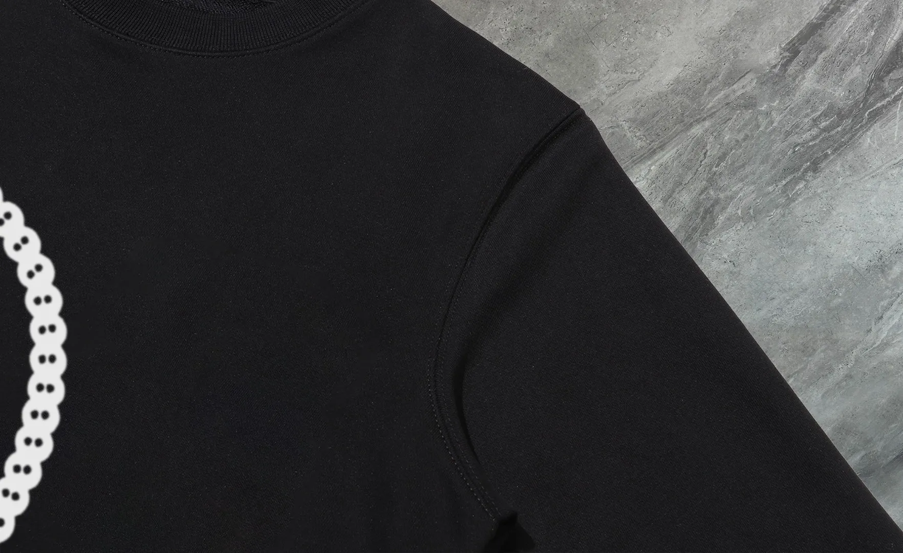 P210 High-version sweatshirt) [Long-term stock] 〖𝐌𝐎𝐍𝐂𝐋𝐄𝐑~Mask〗 Made of 440g heavy-weight fabric. It is different from the market currency. It can be matched with any variety and is properly handsome. 😎The whole dress is made of double waistcoats. The double waistcoats make the whole dress more three-dimensional. Not ordinary factories can do such fine work. 2025 Spring runway version of the T stage, on sale at the counter, round neck terry sweatshirt, high-end double-strand pure cotton, custom-made stretch ribs, dyed in the same vat, complete with three standards, matched with exquisite embroidered LOGO on the chest, simple and advanced, same style for men and women. Color: black, apricot, white, size: S M L XL 2XL