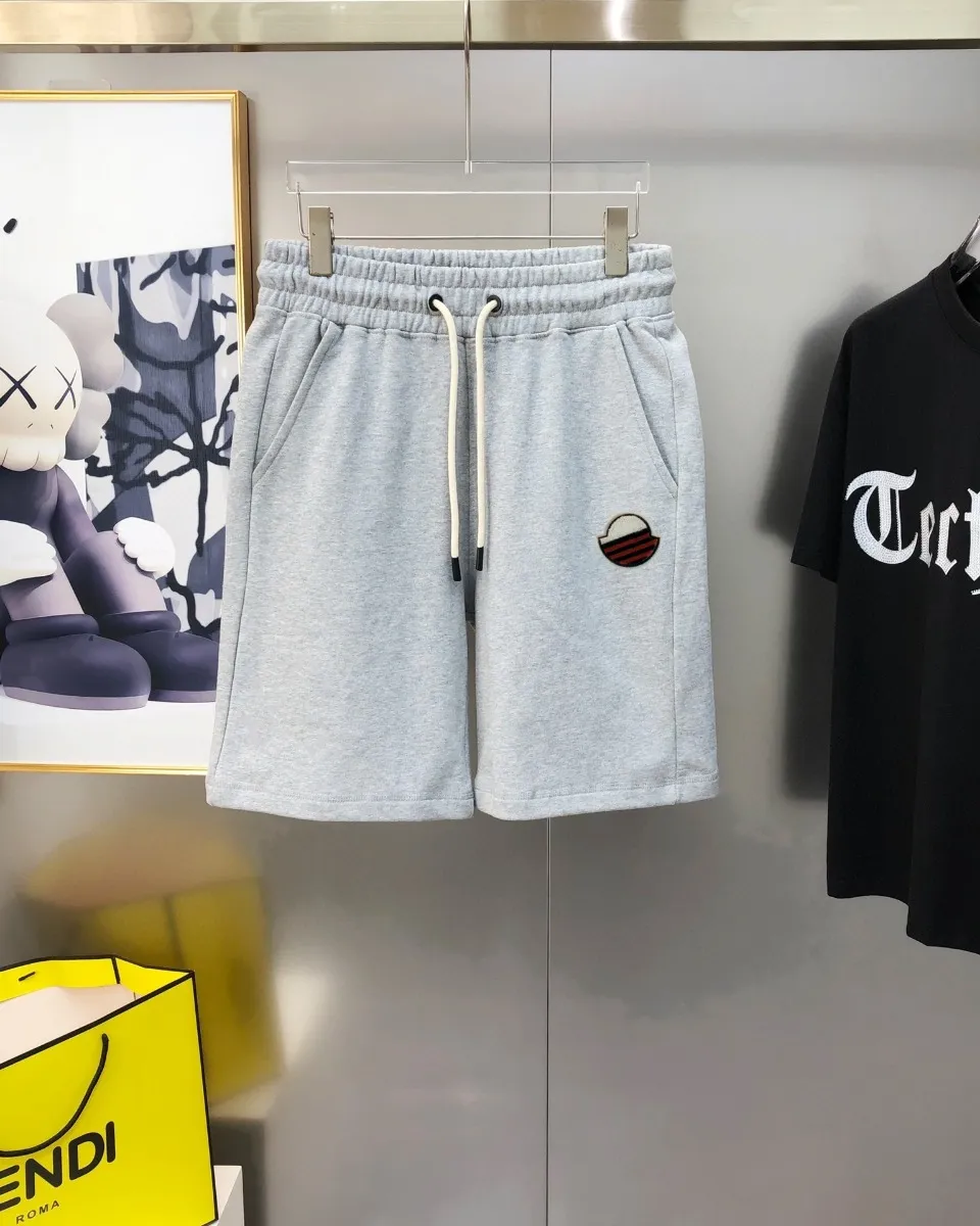 P230 Moncler SS new original men's casual shorts, the latest release on the official website of the counter ✨ High-end quality, simple, fashionable and elegant ✨ Classic logo LOGO design, customized original imported 100% cotton fabric, simple and elegant, versatile style, elegant and handsome upper body, brand new sense of sight! The details are all in place, no one is picky about the upper body, and you must pay for your own money. Size: S-XL (can wear up to 185 pounds, please state your height and weight when placing an order) Black Gray
