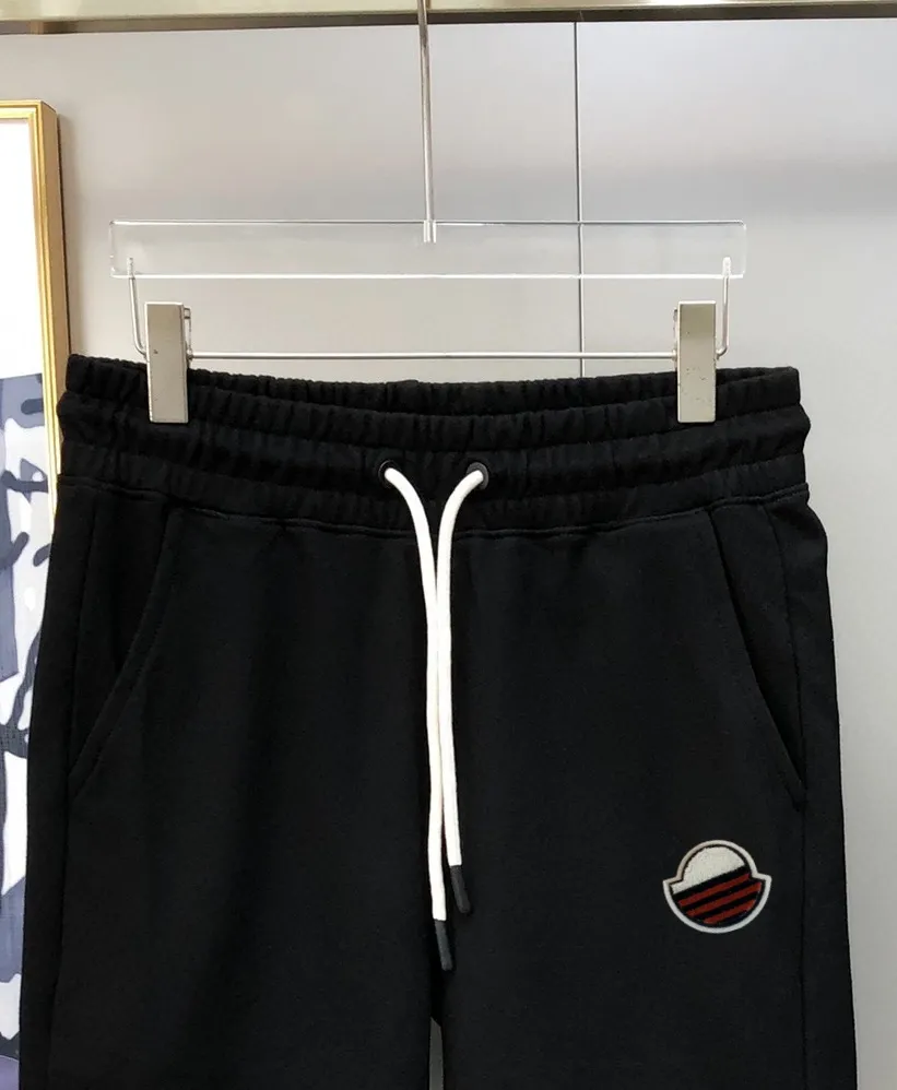 P230 Moncler SS new original men's casual shorts, the latest release on the official website of the counter ✨ High-end quality, simple, fashionable and elegant ✨ Classic logo LOGO design, customized original imported 100% cotton fabric, simple and elegant, versatile style, elegant and handsome upper body, brand new sense of sight! The details are all in place, no one is picky about the upper body, and you must pay for your own money. Size: S-XL (can wear up to 185 pounds, please state your height and weight when placing an order) Black Gray