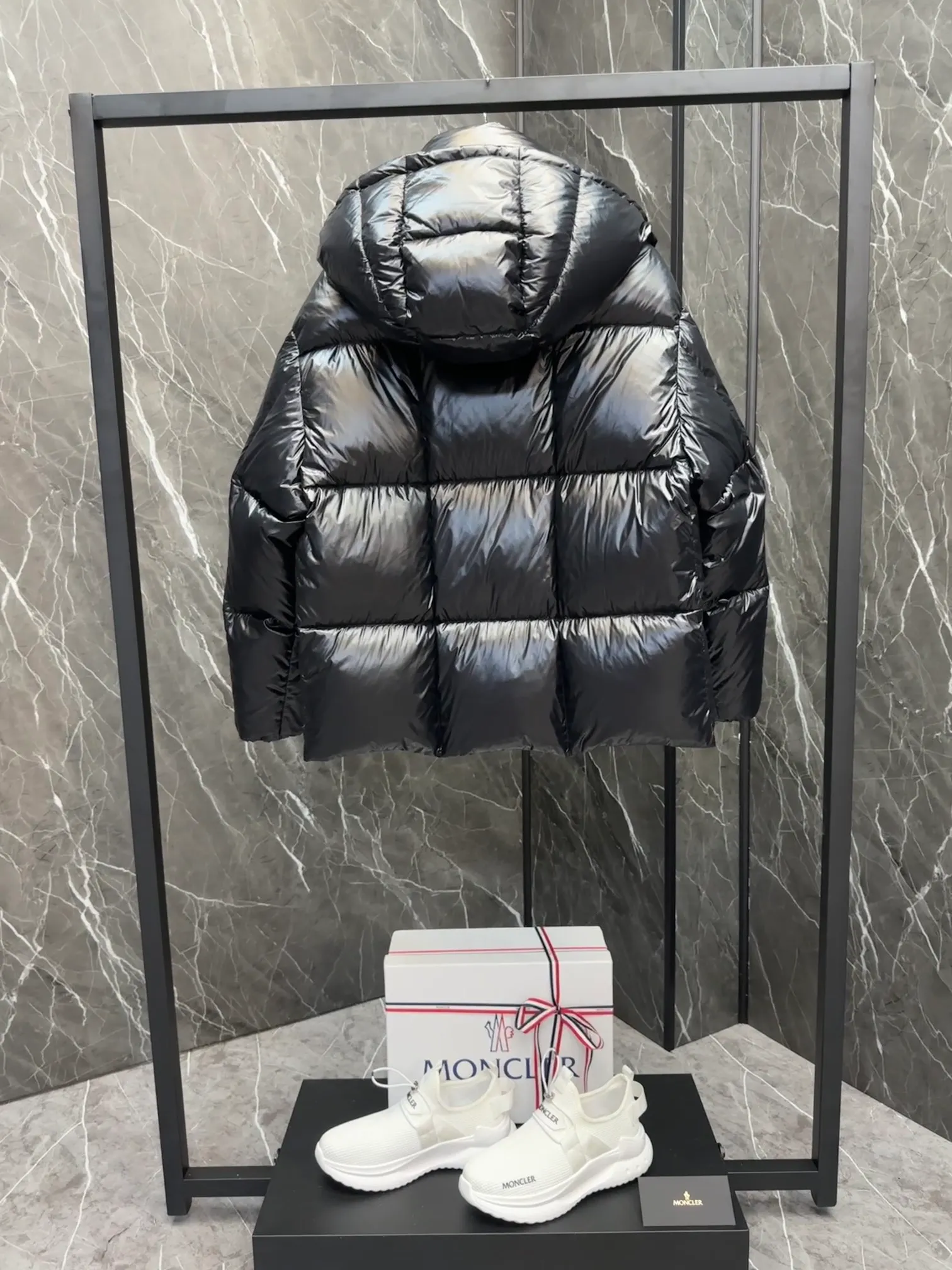 P720 Premium Down ⬆️ The Moncler Parana down jacket stands out with its shiny patented nylon fabric, featuring contrasting interior and exterior tones. The short design, the hood is detachable when the weather warms up, and the large drawstring draw inspiration from trendy brand logo fashion, embellished with Moncler letters.  •Made of patented nylon •Patented nylon lining •95 EU goose down filling •Removable hood •Contrast color lining •Zip and snap fastening •Zip pockets •Felt logo Size:0-3 Women's D9880046730