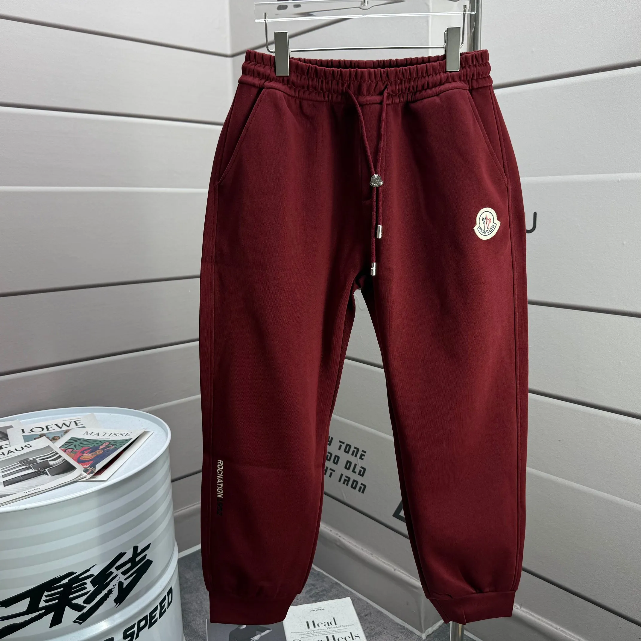 P310 MONCLER* 2025 Autumn new embroidered classic woolen leggings casual sweatpants, same style for men and women. The fabric is made of 380g high-density double-sided Chinese custom fabric. It does not deform or shrink. The three-dimensional drape is amazing. Color: Black Anchor Red Size: M-XXXL