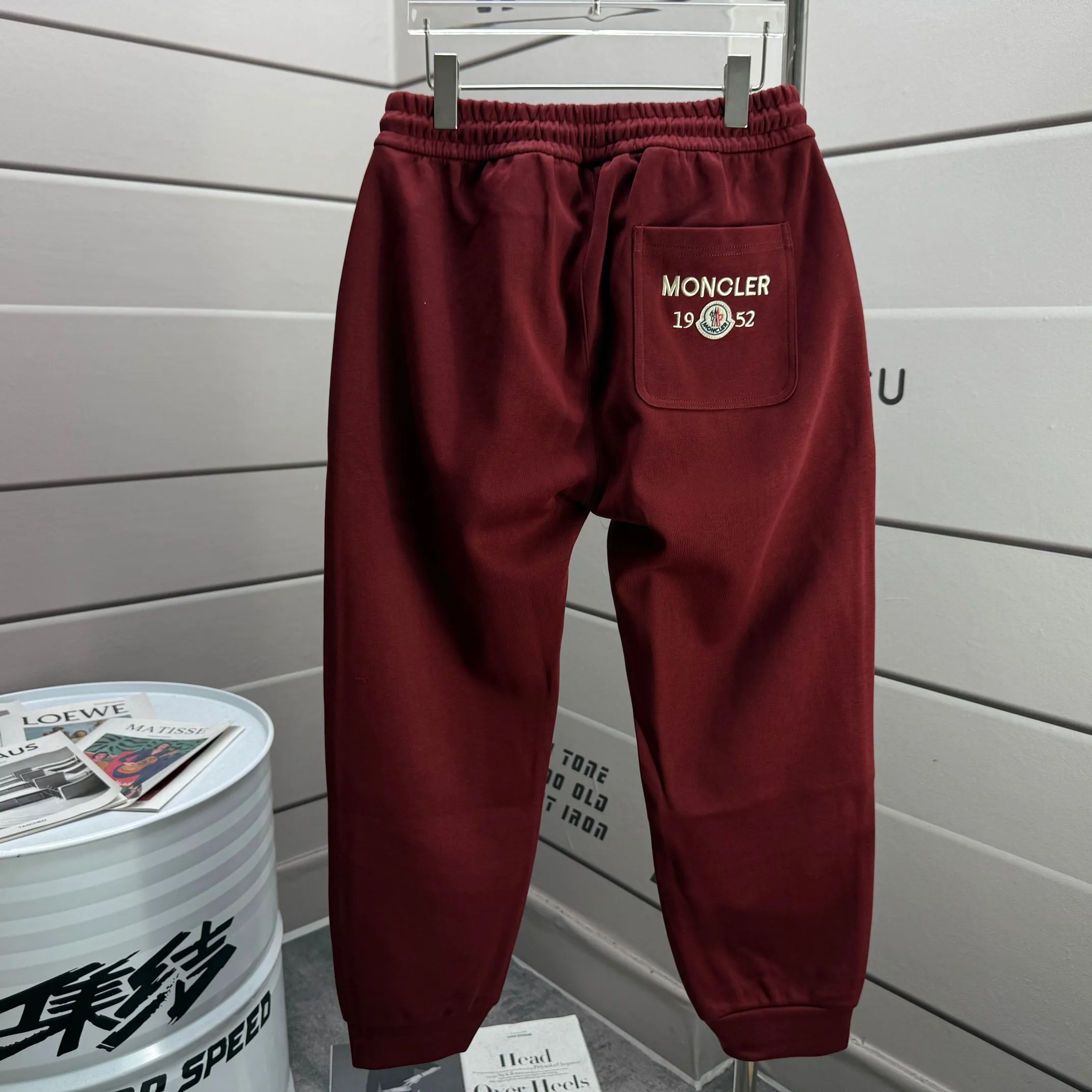 P310 MONCLER* 2025 Autumn new embroidered classic woolen leggings casual sweatpants, same style for men and women. The fabric is made of 380g high-density double-sided Chinese custom fabric. It does not deform or shrink. The three-dimensional drape is amazing. Color: Black Anchor Red Size: M-XXXL