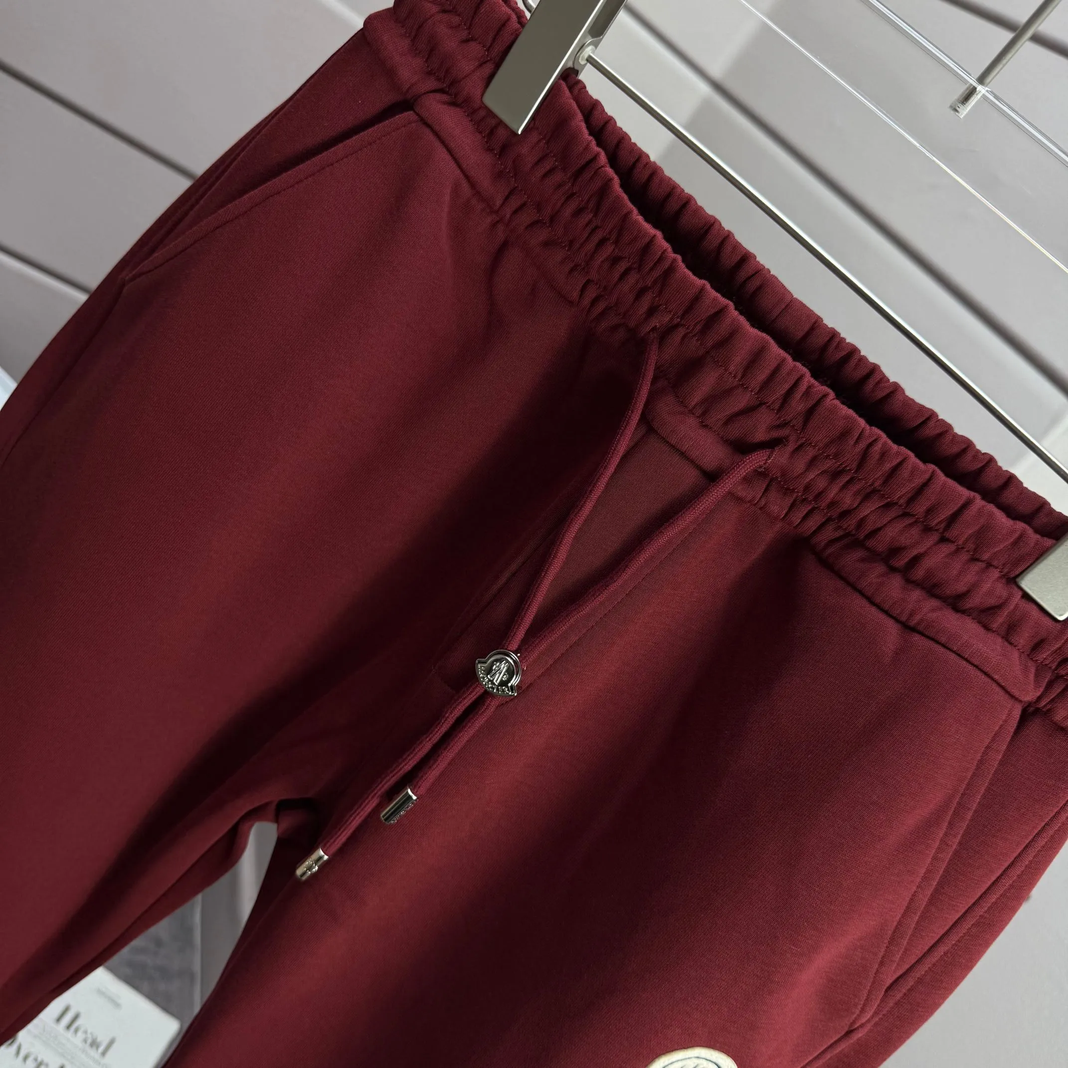 P310 MONCLER* 2025 Autumn new embroidered classic woolen leggings casual sweatpants, same style for men and women. The fabric is made of 380g high-density double-sided Chinese custom fabric. It does not deform or shrink. The three-dimensional drape is amazing. Color: Black Anchor Red Size: M-XXXL
