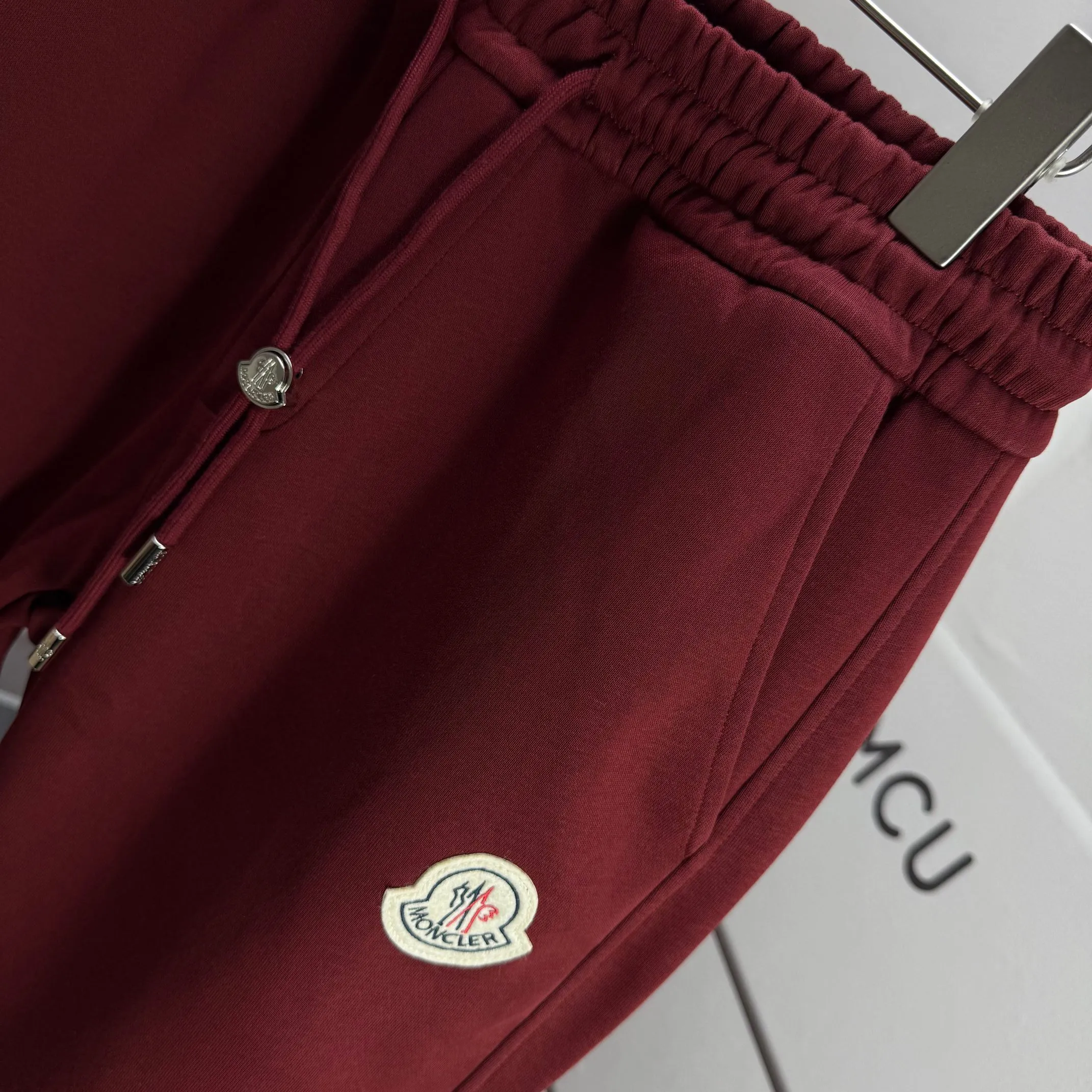 P310 MONCLER* 2025 Autumn new embroidered classic woolen leggings casual sweatpants, same style for men and women. The fabric is made of 380g high-density double-sided Chinese custom fabric. It does not deform or shrink. The three-dimensional drape is amazing. Color: Black Anchor Red Size: M-XXXL