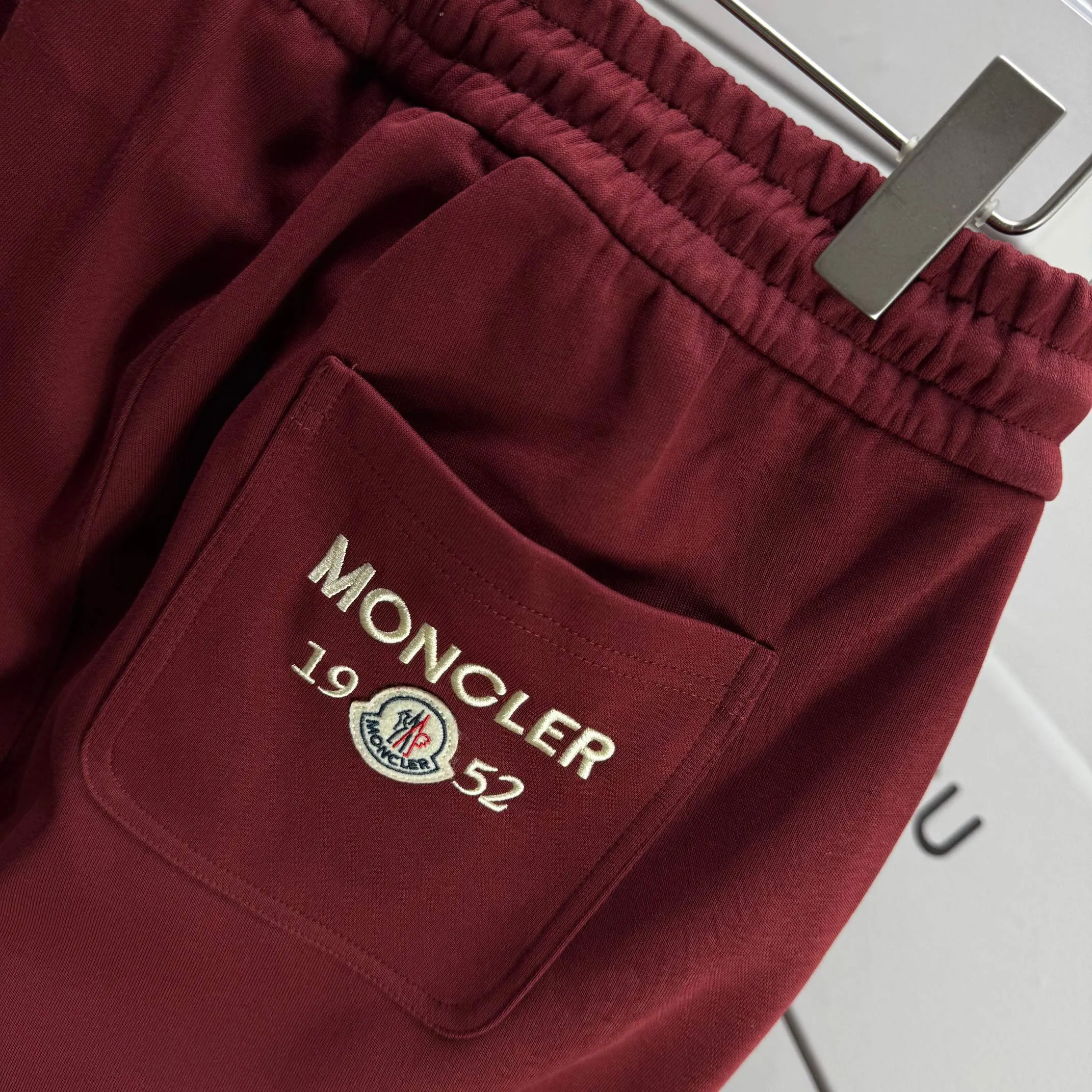 P310 MONCLER* 2025 Autumn new embroidered classic woolen leggings casual sweatpants, same style for men and women. The fabric is made of 380g high-density double-sided Chinese custom fabric. It does not deform or shrink. The three-dimensional drape is amazing. Color: Black Anchor Red Size: M-XXXL