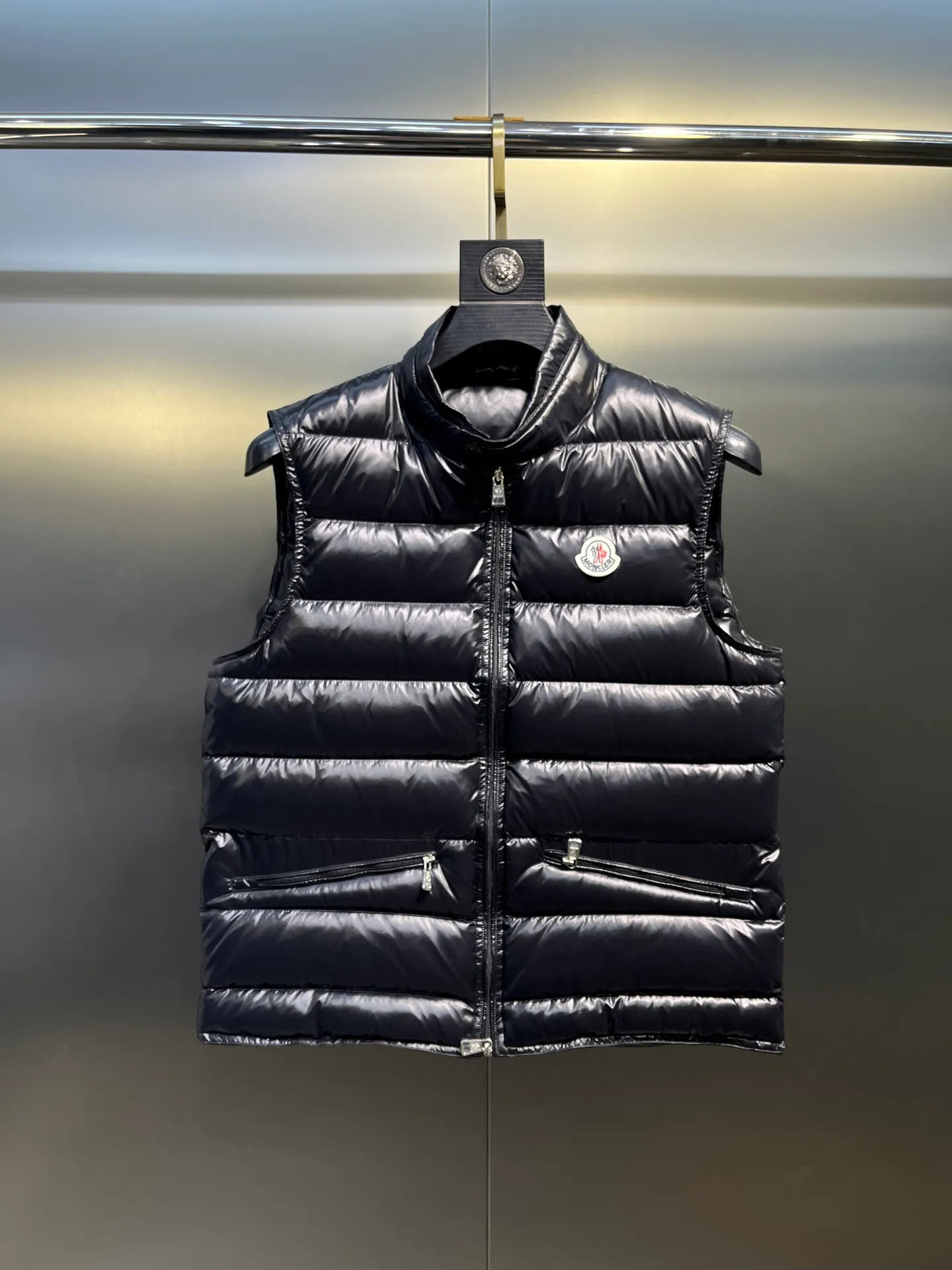 P600 moncler 🌟Classic and lightweight vest. Upgraded new down vest. This vest is made of the iconic imported gallbladder-free and velvet-proof nylon. The classic small seams make it stand out and provide excellent protection and warmth. The two-way zipper fly is equipped with a Moner logo-shaped puller. All the details and workmanship can instantly beat all the products on the market! What a sense of detail! ! Fried chicken stick with upper body effect!  Size: 123456
