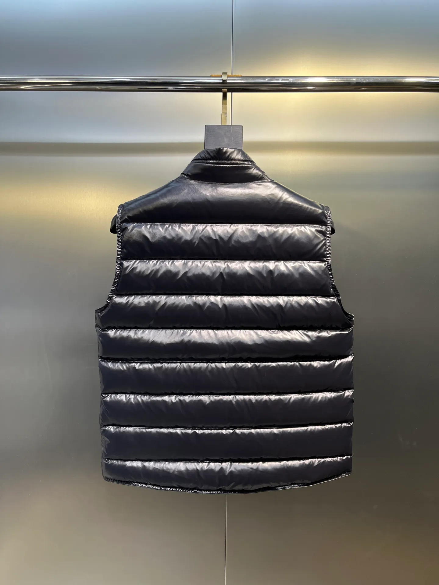 P600 moncler 🌟Classic and lightweight vest. Upgraded new down vest. This vest is made of the iconic imported gallbladder-free and velvet-proof nylon. The classic small seams make it stand out and provide excellent protection and warmth. The two-way zipper fly is equipped with a Moner logo-shaped puller. All the details and workmanship can instantly beat all the products on the market! What a sense of detail! ! Fried chicken stick with upper body effect!  Size: 123456