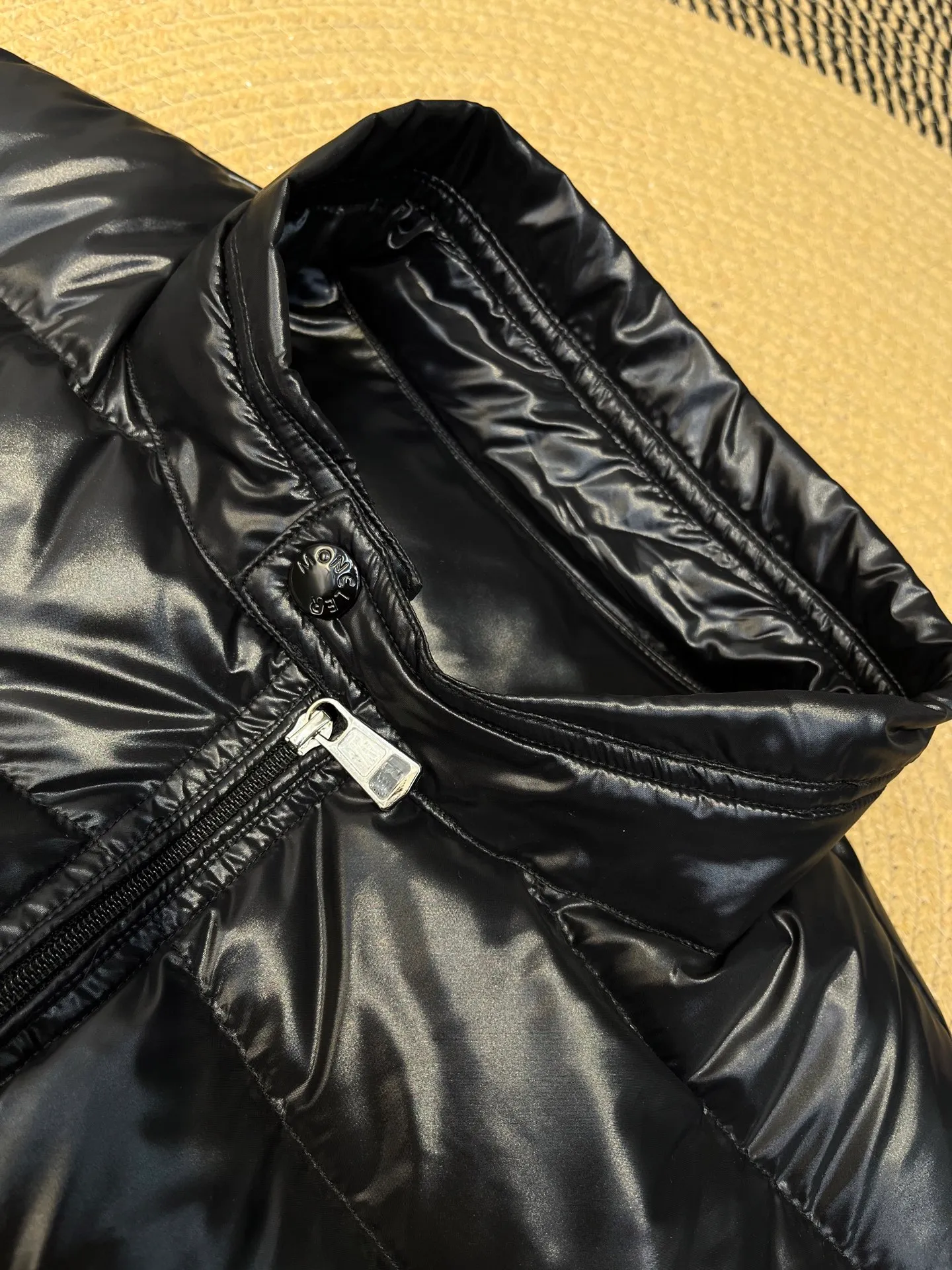 P600 moncler 🌟Classic and lightweight vest. Upgraded new down vest. This vest is made of the iconic imported gallbladder-free and velvet-proof nylon. The classic small seams make it stand out and provide excellent protection and warmth. The two-way zipper fly is equipped with a Moner logo-shaped puller. All the details and workmanship can instantly beat all the products on the market! What a sense of detail! ! Fried chicken stick with upper body effect!  Size: 123456