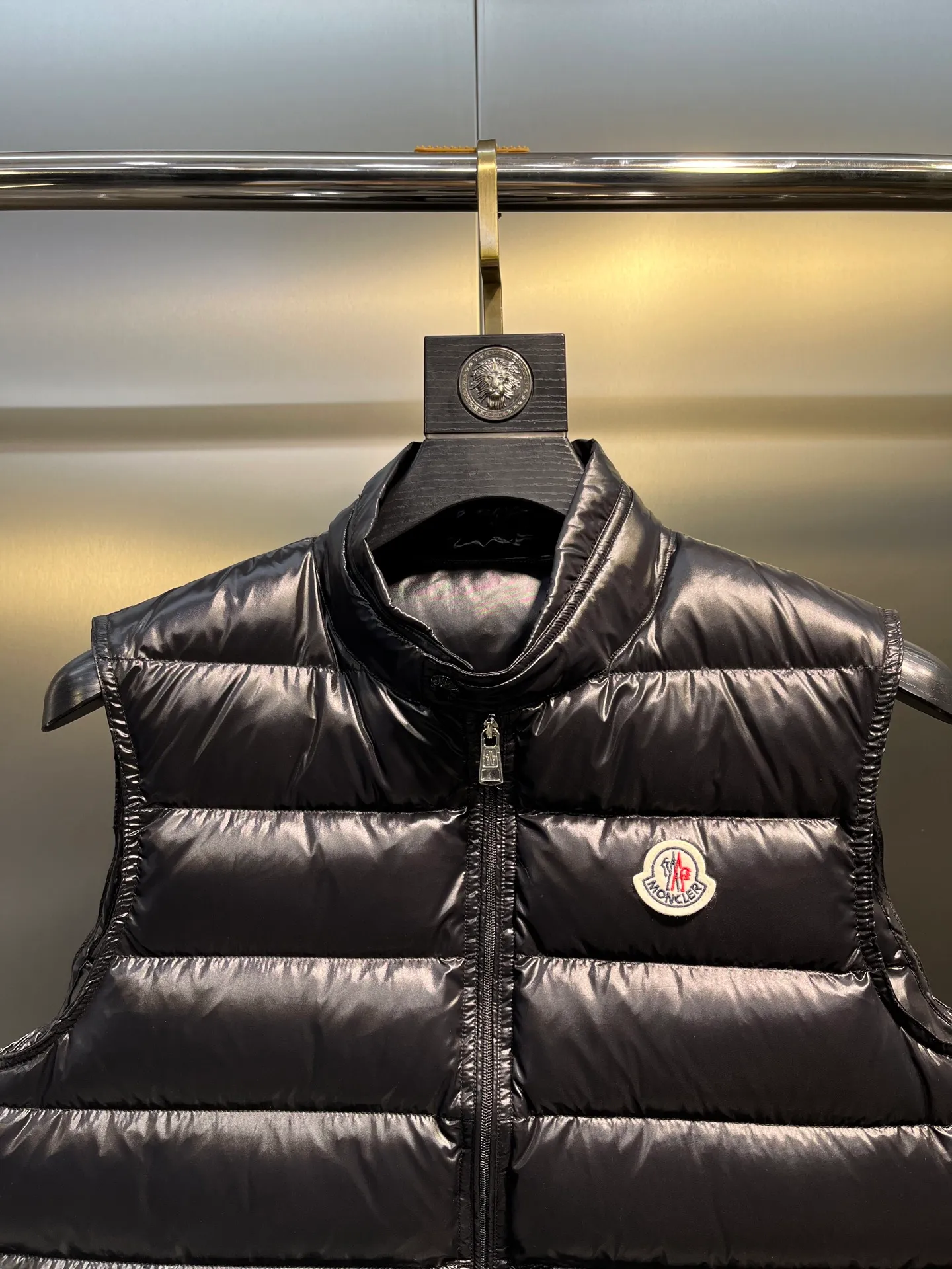 P600 moncler 🌟Classic and lightweight vest. Upgraded new down vest. This vest is made of the iconic imported gallbladder-free and velvet-proof nylon. The classic small seams make it stand out and provide excellent protection and warmth. The two-way zipper fly is equipped with a Moner logo-shaped puller. All the details and workmanship can instantly beat all the products on the market! What a sense of detail! ! Fried chicken stick with upper body effect!  Size: 123456