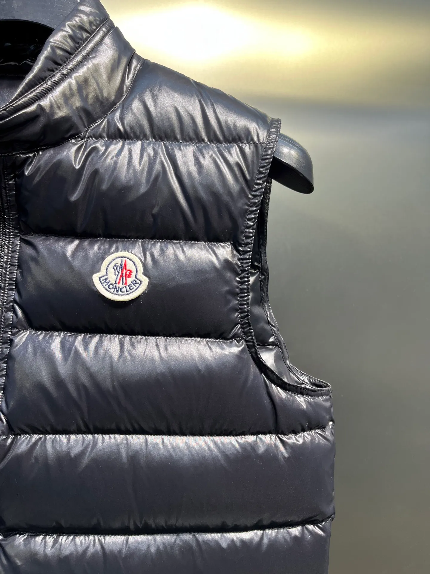 P600 moncler 🌟Classic and lightweight vest. Upgraded new down vest. This vest is made of the iconic imported gallbladder-free and velvet-proof nylon. The classic small seams make it stand out and provide excellent protection and warmth. The two-way zipper fly is equipped with a Moner logo-shaped puller. All the details and workmanship can instantly beat all the products on the market! What a sense of detail! ! Fried chicken stick with upper body effect!  Size: 123456
