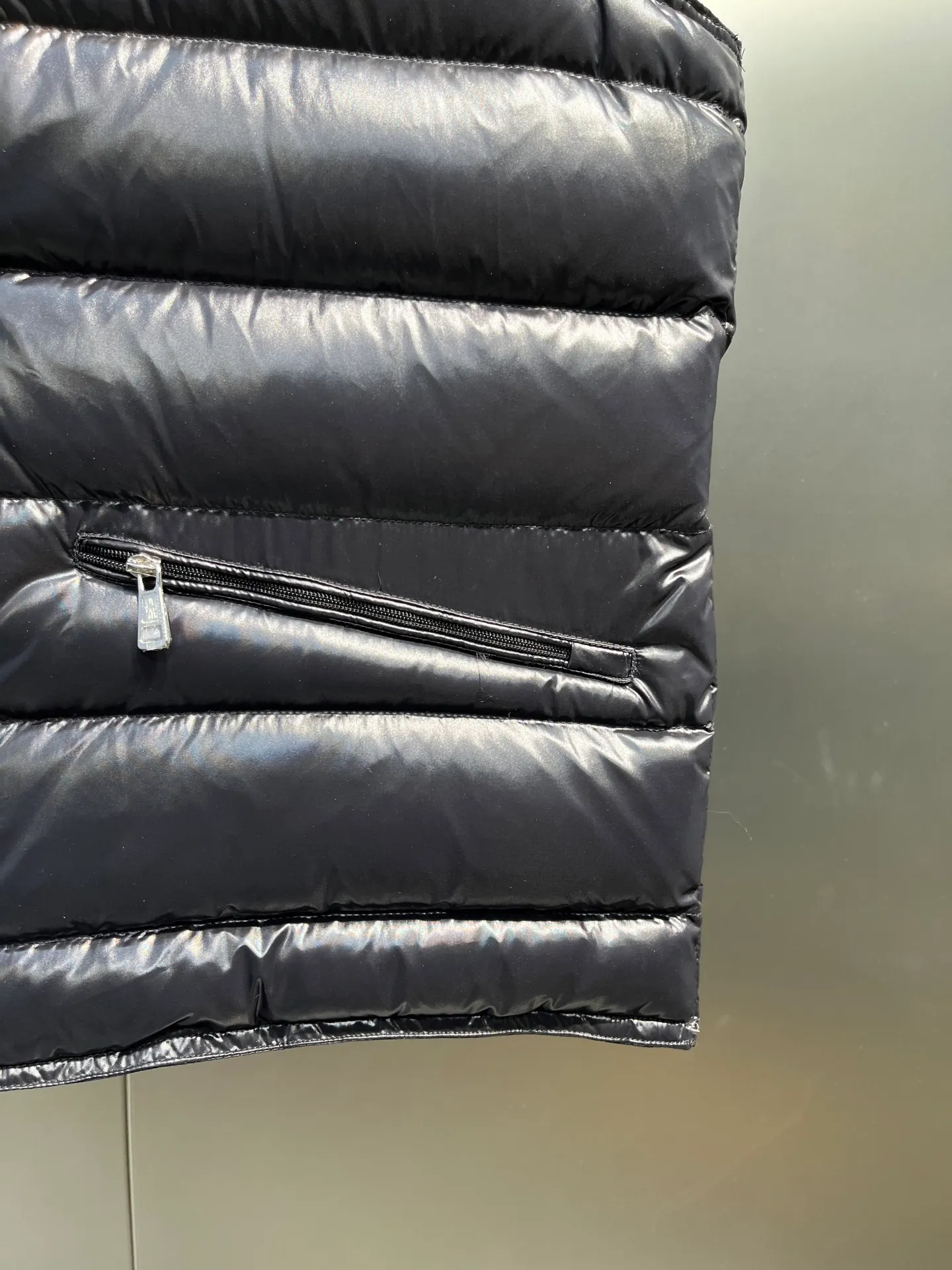 P600 moncler 🌟Classic and lightweight vest. Upgraded new down vest. This vest is made of the iconic imported gallbladder-free and velvet-proof nylon. The classic small seams make it stand out and provide excellent protection and warmth. The two-way zipper fly is equipped with a Moner logo-shaped puller. All the details and workmanship can instantly beat all the products on the market! What a sense of detail! ! Fried chicken stick with upper body effect!  Size: 123456