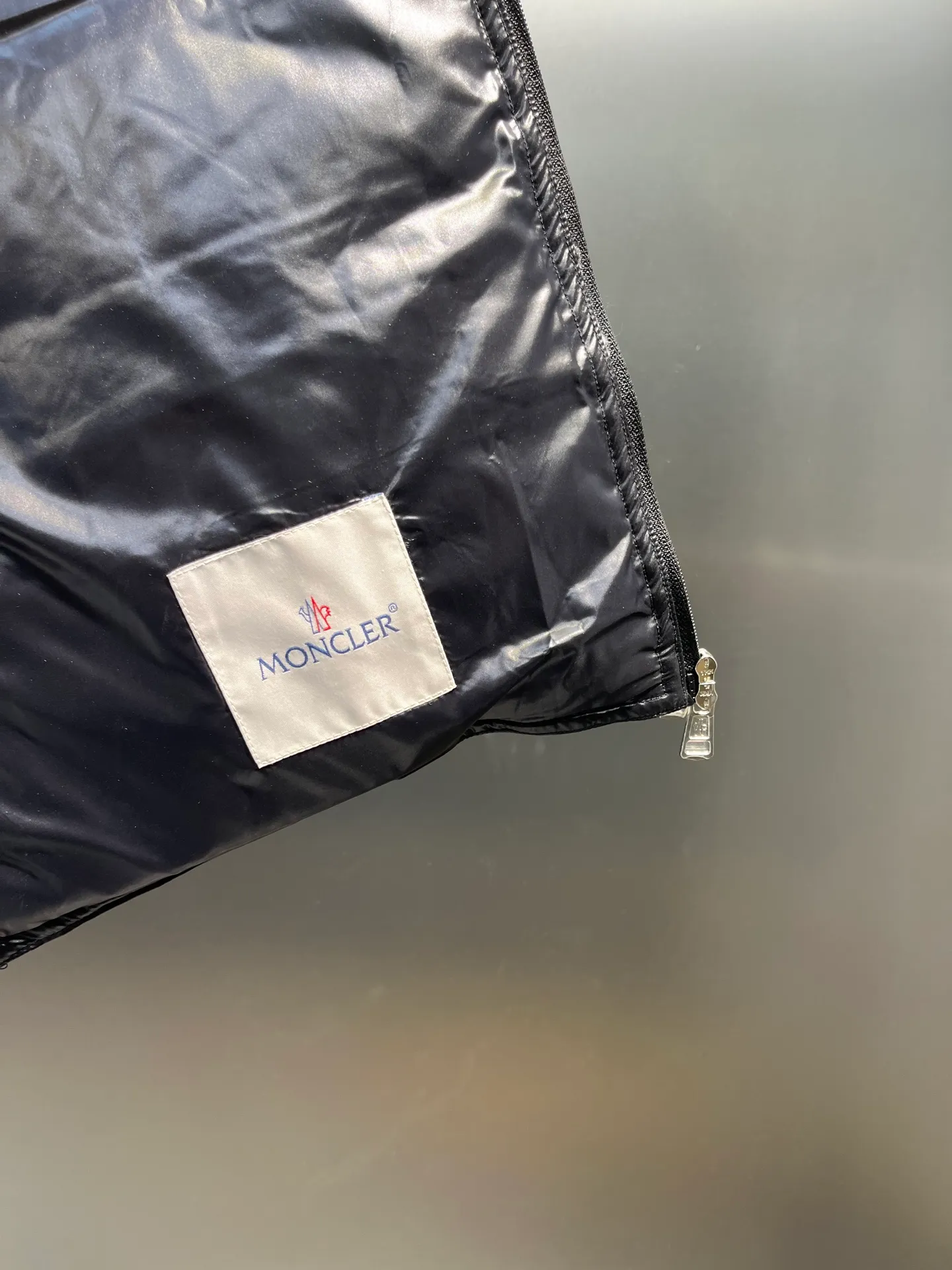 P600 moncler 🌟Classic and lightweight vest. Upgraded new down vest. This vest is made of the iconic imported gallbladder-free and velvet-proof nylon. The classic small seams make it stand out and provide excellent protection and warmth. The two-way zipper fly is equipped with a Moner logo-shaped puller. All the details and workmanship can instantly beat all the products on the market! What a sense of detail! ! Fried chicken stick with upper body effect!  Size: 123456