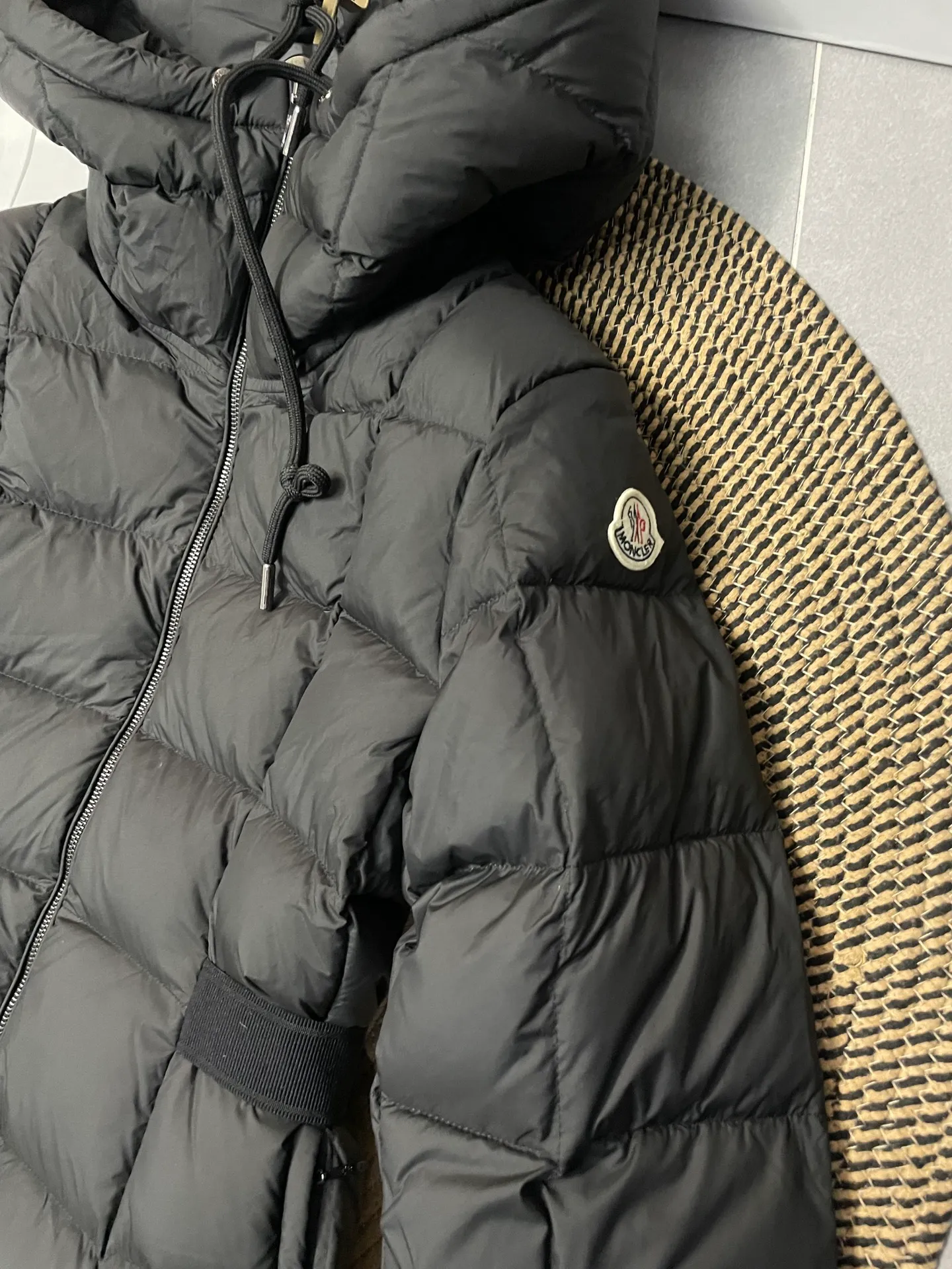 P960 moncler 🌟New winter product, long women's down jacket (⚠️super-grade duck down filling, tag barcode model number corresponds to the official website, tag has built-in NFC inductor anti-counterfeiting, this filling technology is in the skirt, super downy one) hot style that the fugitive princess must buy. Women's long down jacket interprets classic items with new proportions, showing impeccable fashion style. Product Details Made from polyester, this long down jacket has a slim, wide silhouette with a nipped-in waist and lightweight lining. The sculpted hood adds a finishing touch. Made of polyester lining • Down filled • Adjustable hood • Zipper closure • Zippered pockets • Elastic waist • Logo patch Sizes: 0-3 Fairy