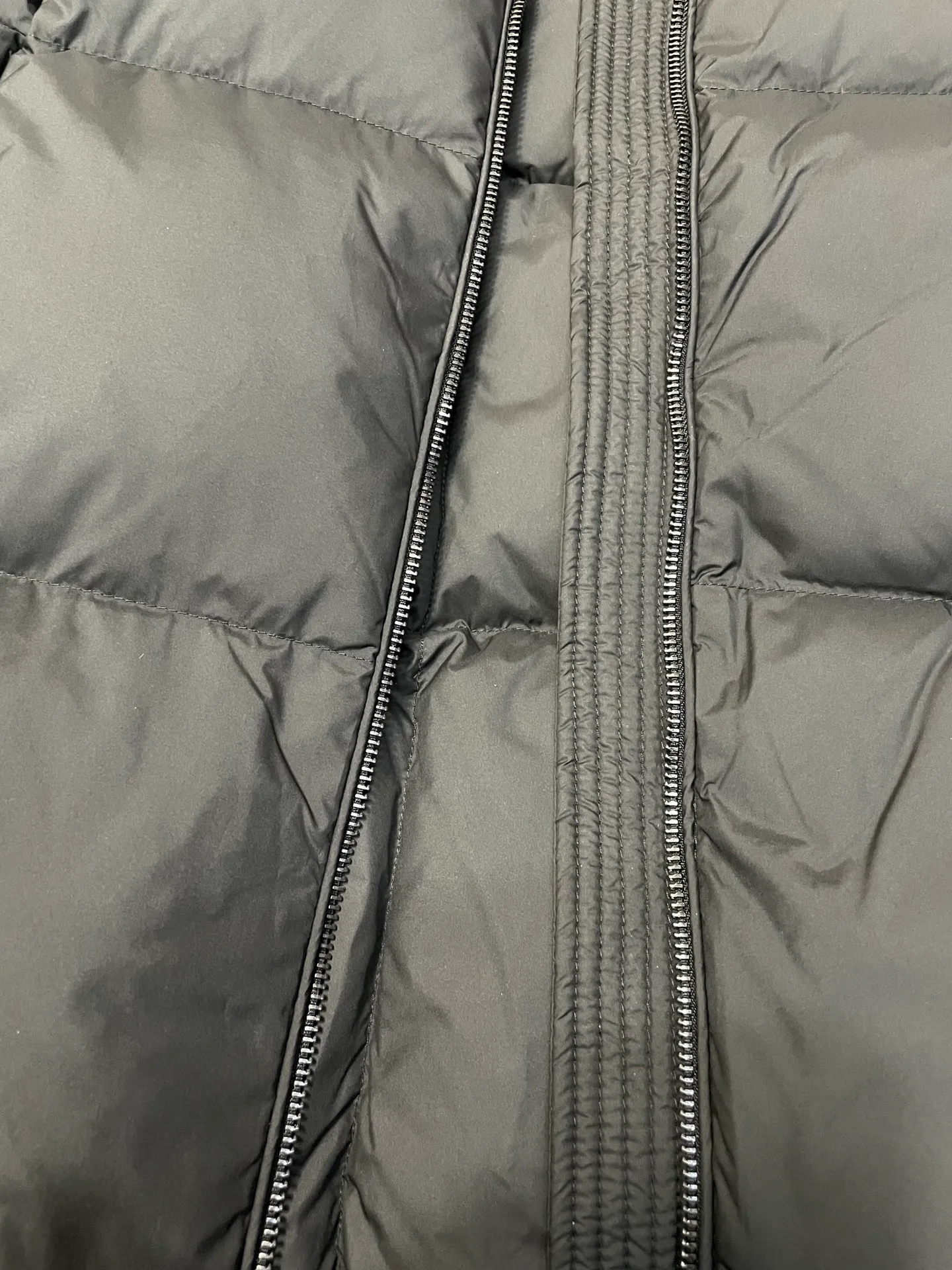 P960 moncler 🌟New winter product, long women's down jacket (⚠️super-grade duck down filling, tag barcode model number corresponds to the official website, tag has built-in NFC inductor anti-counterfeiting, this filling technology is in the skirt, super downy one) hot style that the fugitive princess must buy. Women's long down jacket interprets classic items with new proportions, showing impeccable fashion style. Product Details Made from polyester, this long down jacket has a slim, wide silhouette with a nipped-in waist and lightweight lining. The sculpted hood adds a finishing touch. Made of polyester lining • Down filled • Adjustable hood • Zipper closure • Zippered pockets • Elastic waist • Logo patch Sizes: 0-3 Fairy