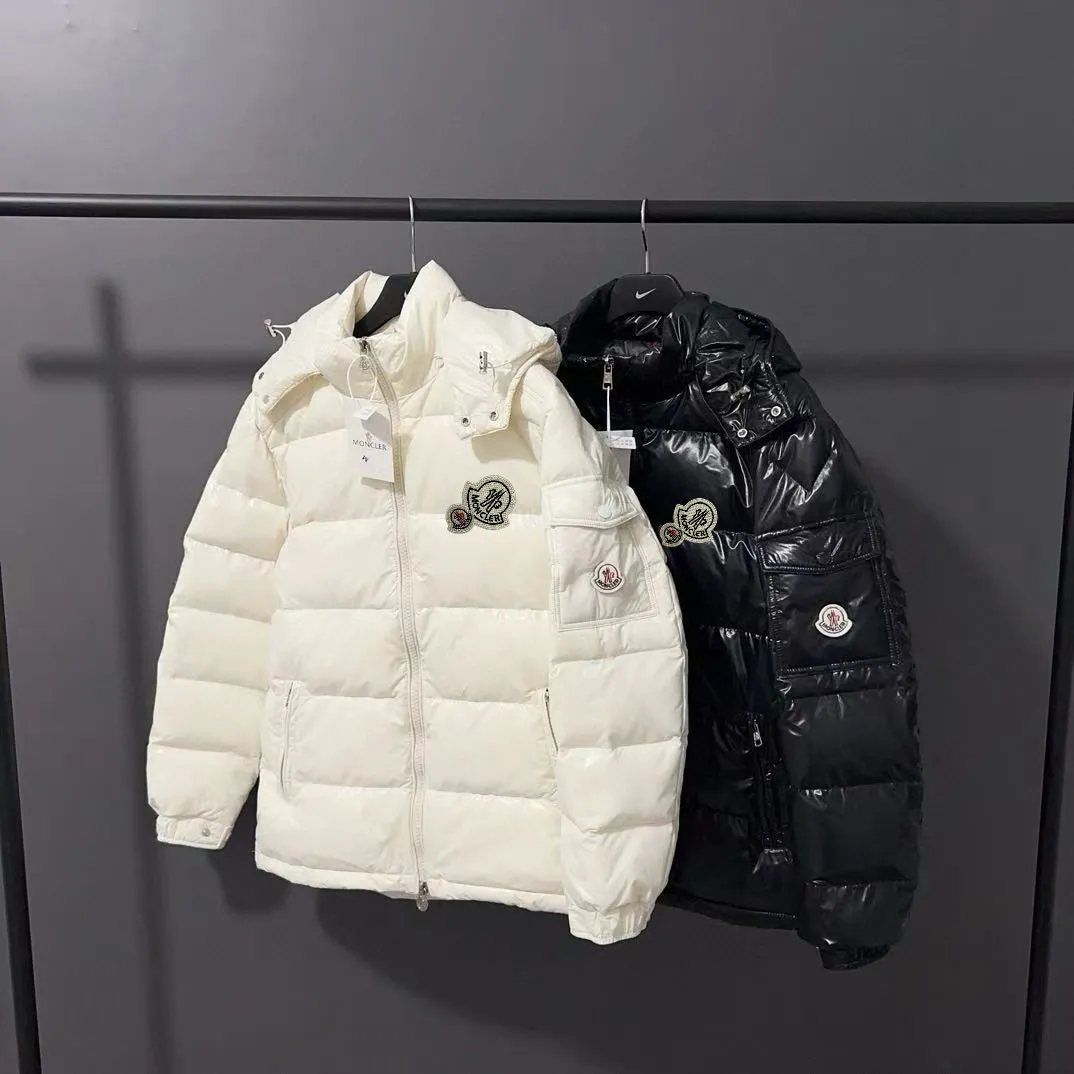 P720 MONCLER Meng Mouth Maya Down Jacket: Color/off-white, black Size: M. L. Zipper pendant with custom logo Fabric: 400D bright nylon, anti-fouling, anti-wrinkle, waterproof and windproof, very wear-resistant, breathable and comfortable.           Embroidery: Straight lines, smooth curves, dense and neat stitches, no jagged edges, flat embroidery surface, no skewed threads, consistent stitch length, no bottom exposed, no overlap, smooth embroidery surface, no ink marks and other stains. Advanced imported embroidery machines are used to ensure embroidery quality.