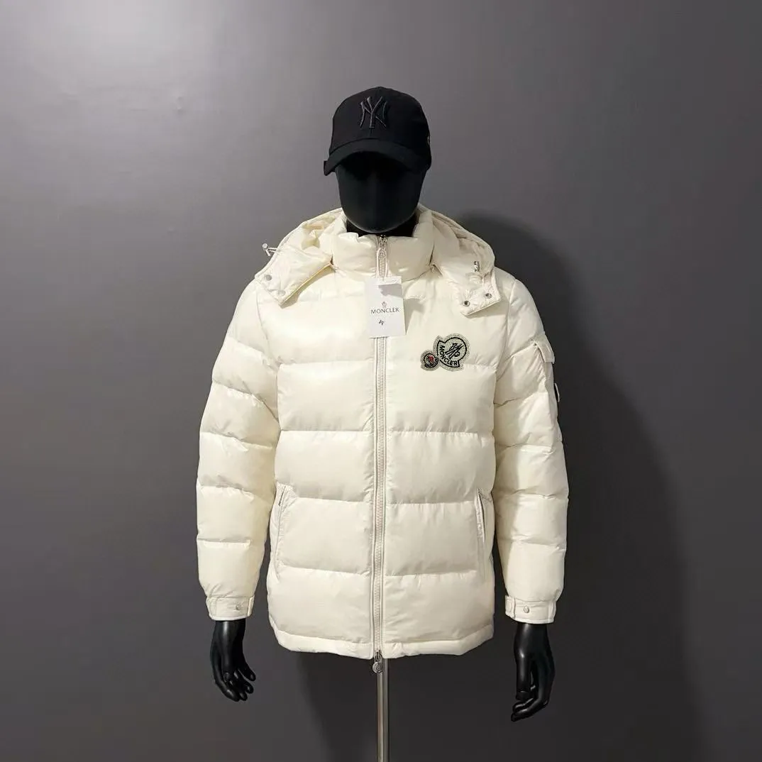 P720 MONCLER Meng Mouth Maya Down Jacket: Color/off-white, black Size: M. L. Zipper pendant with custom logo Fabric: 400D bright nylon, anti-fouling, anti-wrinkle, waterproof and windproof, very wear-resistant, breathable and comfortable.           Embroidery: Straight lines, smooth curves, dense and neat stitches, no jagged edges, flat embroidery surface, no skewed threads, consistent stitch length, no bottom exposed, no overlap, smooth embroidery surface, no ink marks and other stains. Advanced imported embroidery machines are used to ensure embroidery quality.