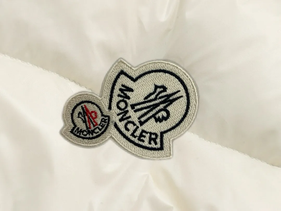 P720 MONCLER Meng Mouth Maya Down Jacket: Color/off-white, black Size: M. L. Zipper pendant with custom logo Fabric: 400D bright nylon, anti-fouling, anti-wrinkle, waterproof and windproof, very wear-resistant, breathable and comfortable.           Embroidery: Straight lines, smooth curves, dense and neat stitches, no jagged edges, flat embroidery surface, no skewed threads, consistent stitch length, no bottom exposed, no overlap, smooth embroidery surface, no ink marks and other stains. Advanced imported embroidery machines are used to ensure embroidery quality.