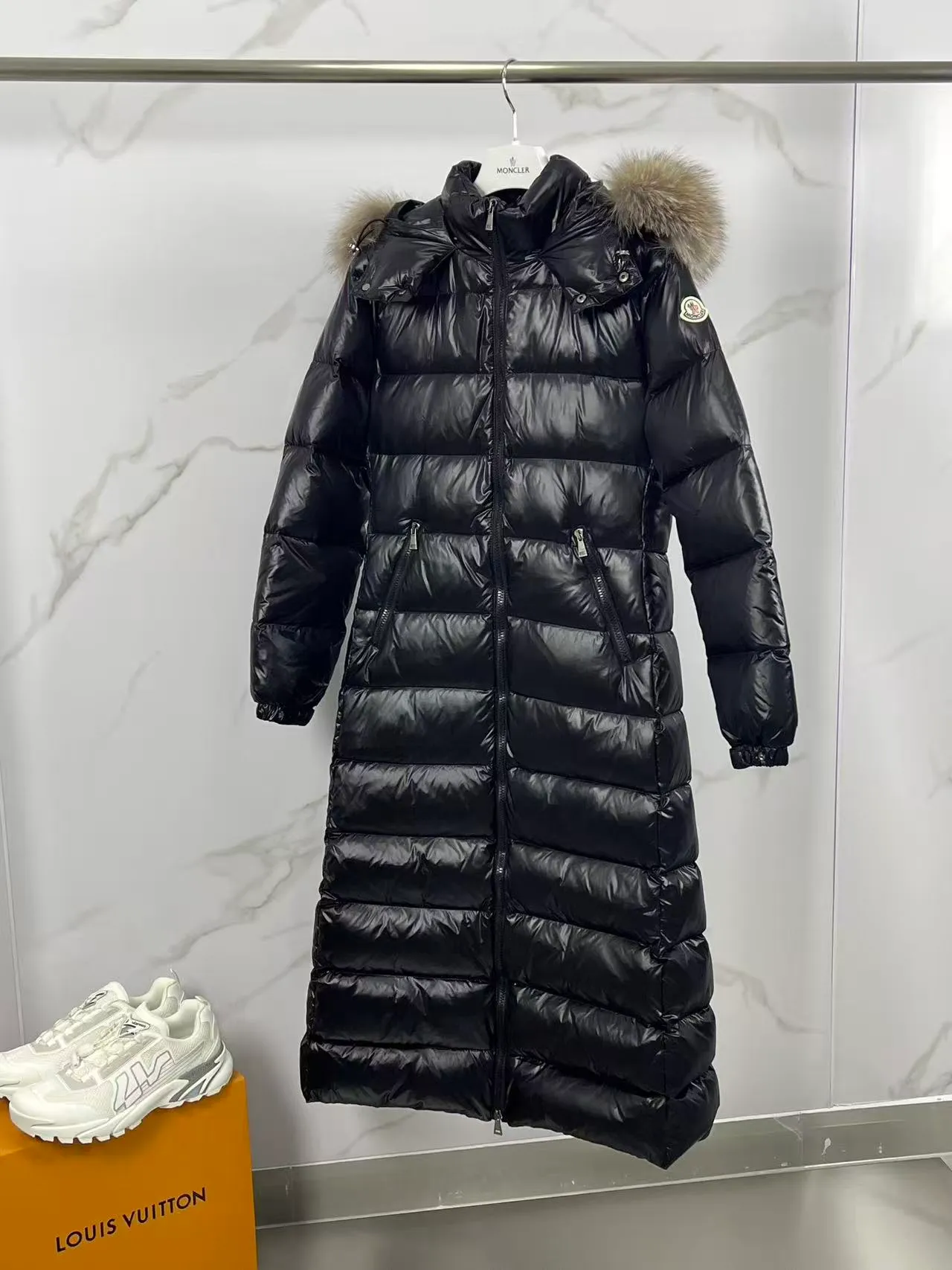 P980 🆕❤️2️⃣0️⃣2️⃣5️⃣This is the perfect version of a muzzle down jacket!!! It gives you enough warmth from head to toe🦶. The most annoying thing is that it is also slim. It also uses the classic glossy material of the muzzle. All of this will definitely create a new generation of muzzle hits!!! Please remember its name Hudson...Such a hit style will be made all over the world. What we can do is give you authentic products from our counters... No matter from the filling degree of the down, the color of the fabric, the glossiness of the fox fur, or the fineness of the hardware, we support you with unconditional comparison... ⚠️Thank you🙏 Mengkou's constantly upgraded anti-counterfeiting technology makes authentic down jackets stand out in minutes... NFC anti-counterfeiting technology. If you have an Android phone with NFC function, hurry up and experience it after receiving the goods. The latest anti-counterfeiting technology... ⚠️Silver fox fur collar Each silver fox fur collar is imported from Finland. They are unique. Many people say that the feel is different. Dear, that is because every fox is different. Just like each of our furs is different, it is the same. If all have the same softness, it is artificial processing... ⚠️Goose down filling 95 European standard goose down filling. Real top goose down. The softness and warmth are unparalleled. The entire dress is 100% goose down filling. After receiving the goods, you can touch it with your hands and feel that there are no impurities and softness. This is the most intuitive feeling... ⚠️ Comes standard with a muzzle dust bag. It is perfect for gifting and wearing. The latest moncler HUDSON silver fox extra long down jacket. If you like it, don’t miss it... This is a perfect version of the mousse down jacket! All this will definitely create a new generation of Mengkou's hot style!!! Please remember its name Hudson... Such hot style will be made all over the world. What we can do is to give you authentic products at the counter... No matter from the filling degree of the down, the color of the fabric, the gloss of the fox fur, the fineness of the hardware, we support you with unconditional comparison... ⚠️Thank you🙏 Mengkou's constantly upgraded anti-counterfeiting technology makes authentic down jackets stand out in minutes... NFC anti-counterfeiting technology, everyone has an Android phone It also comes with NFC function. Hurry up and experience it after receiving the goods. The latest anti-counterfeiting technology...⚠️Silver fox fur collar. Each silver fox fur collar is imported from Finland. It is unique. Many people say that the feel is different. Dear, that is because every fox is different. Just like each of us, the fur is also different. If it is all the same softness, it is artificial processing...⚠️Goose down filling. 95 European standard goose down filling. Real top goose down. The softness and warmth are unparalleled. The whole piece of clothing is filled with 100% goose down. When you receive it, you can touch it with your hands and feel it. There are no impurities and it is soft. This is the most intuitive feeling... ⚠️ Comes standard with a dust bag. It is perfect for gifting and wearing. The latest moncler HUDSON silver fox extra long down jacket. If you like it, don’t miss it... Color: black, size: 1234