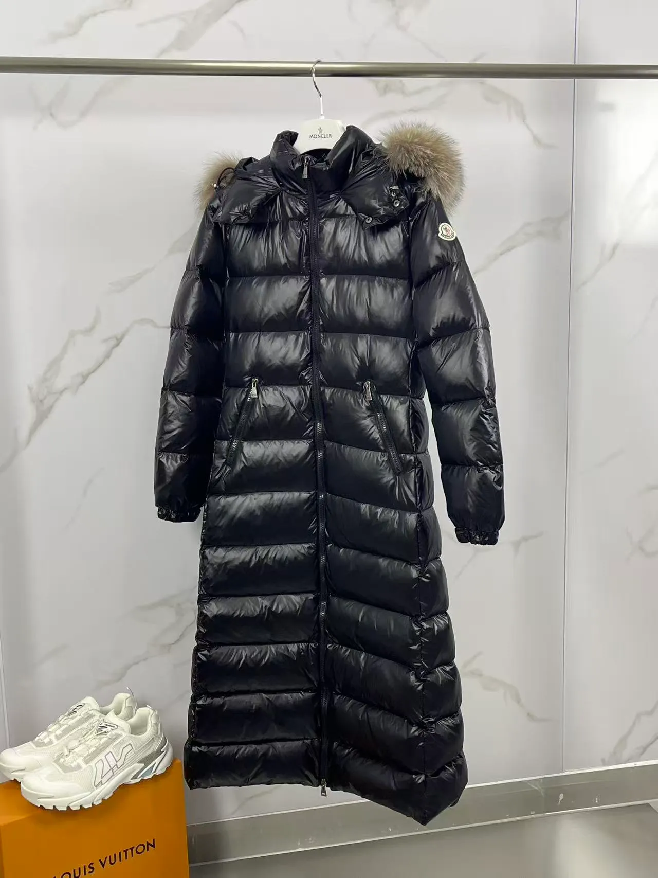 P980 🆕❤️2️⃣0️⃣2️⃣5️⃣This is the perfect version of a muzzle down jacket!!! It gives you enough warmth from head to toe🦶. The most annoying thing is that it is also slim. It also uses the classic glossy material of the muzzle. All of this will definitely create a new generation of muzzle hits!!! Please remember its name Hudson...Such a hit style will be made all over the world. What we can do is give you authentic products from our counters... No matter from the filling degree of the down, the color of the fabric, the glossiness of the fox fur, or the fineness of the hardware, we support you with unconditional comparison... ⚠️Thank you🙏 Mengkou's constantly upgraded anti-counterfeiting technology makes authentic down jackets stand out in minutes... NFC anti-counterfeiting technology. If you have an Android phone with NFC function, hurry up and experience it after receiving the goods. The latest anti-counterfeiting technology... ⚠️Silver fox fur collar Each silver fox fur collar is imported from Finland. They are unique. Many people say that the feel is different. Dear, that is because every fox is different. Just like each of our furs is different, it is the same. If all have the same softness, it is artificial processing... ⚠️Goose down filling 95 European standard goose down filling. Real top goose down. The softness and warmth are unparalleled. The entire dress is 100% goose down filling. After receiving the goods, you can touch it with your hands and feel that there are no impurities and softness. This is the most intuitive feeling... ⚠️ Comes standard with a muzzle dust bag. It is perfect for gifting and wearing. The latest moncler HUDSON silver fox extra long down jacket. If you like it, don’t miss it... This is a perfect version of the mousse down jacket! All this will definitely create a new generation of Mengkou's hot style!!! Please remember its name Hudson... Such hot style will be made all over the world. What we can do is to give you authentic products at the counter... No matter from the filling degree of the down, the color of the fabric, the gloss of the fox fur, the fineness of the hardware, we support you with unconditional comparison... ⚠️Thank you🙏 Mengkou's constantly upgraded anti-counterfeiting technology makes authentic down jackets stand out in minutes... NFC anti-counterfeiting technology, everyone has an Android phone It also comes with NFC function. Hurry up and experience it after receiving the goods. The latest anti-counterfeiting technology...⚠️Silver fox fur collar. Each silver fox fur collar is imported from Finland. It is unique. Many people say that the feel is different. Dear, that is because every fox is different. Just like each of us, the fur is also different. If it is all the same softness, it is artificial processing...⚠️Goose down filling. 95 European standard goose down filling. Real top goose down. The softness and warmth are unparalleled. The whole piece of clothing is filled with 100% goose down. When you receive it, you can touch it with your hands and feel it. There are no impurities and it is soft. This is the most intuitive feeling... ⚠️ Comes standard with a dust bag. It is perfect for gifting and wearing. The latest moncler HUDSON silver fox extra long down jacket. If you like it, don’t miss it... Color: black, size: 1234