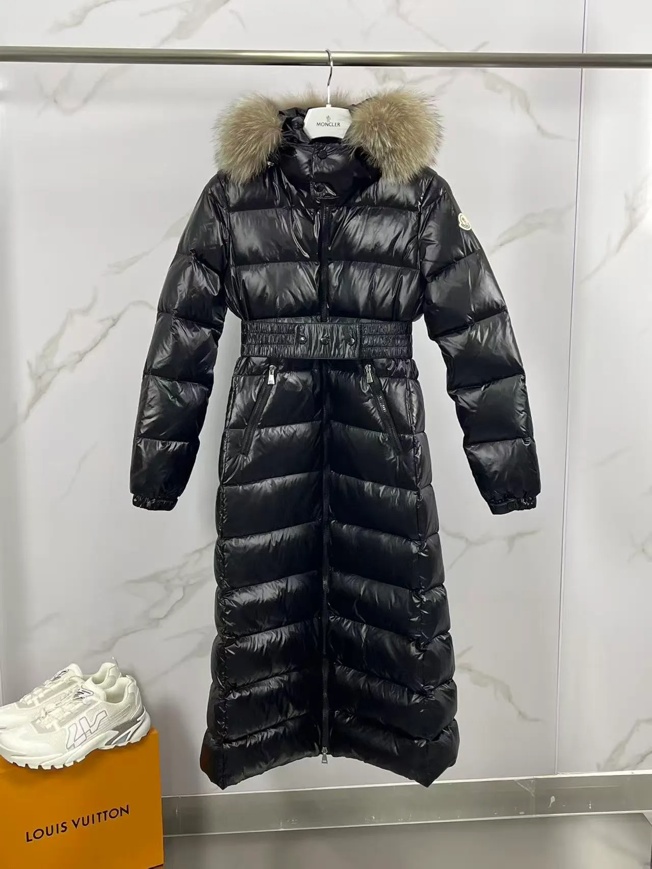 P980 🆕❤️2️⃣0️⃣2️⃣5️⃣This is the perfect version of a muzzle down jacket!!! It gives you enough warmth from head to toe🦶. The most annoying thing is that it is also slim. It also uses the classic glossy material of the muzzle. All of this will definitely create a new generation of muzzle hits!!! Please remember its name Hudson...Such a hit style will be made all over the world. What we can do is give you authentic products from our counters... No matter from the filling degree of the down, the color of the fabric, the glossiness of the fox fur, or the fineness of the hardware, we support you with unconditional comparison... ⚠️Thank you🙏 Mengkou's constantly upgraded anti-counterfeiting technology makes authentic down jackets stand out in minutes... NFC anti-counterfeiting technology. If you have an Android phone with NFC function, hurry up and experience it after receiving the goods. The latest anti-counterfeiting technology... ⚠️Silver fox fur collar Each silver fox fur collar is imported from Finland. They are unique. Many people say that the feel is different. Dear, that is because every fox is different. Just like each of our furs is different, it is the same. If all have the same softness, it is artificial processing... ⚠️Goose down filling 95 European standard goose down filling. Real top goose down. The softness and warmth are unparalleled. The entire dress is 100% goose down filling. After receiving the goods, you can touch it with your hands and feel that there are no impurities and softness. This is the most intuitive feeling... ⚠️ Comes standard with a muzzle dust bag. It is perfect for gifting and wearing. The latest moncler HUDSON silver fox extra long down jacket. If you like it, don’t miss it... This is a perfect version of the mousse down jacket! All this will definitely create a new generation of Mengkou's hot style!!! Please remember its name Hudson... Such hot style will be made all over the world. What we can do is to give you authentic products at the counter... No matter from the filling degree of the down, the color of the fabric, the gloss of the fox fur, the fineness of the hardware, we support you with unconditional comparison... ⚠️Thank you🙏 Mengkou's constantly upgraded anti-counterfeiting technology makes authentic down jackets stand out in minutes... NFC anti-counterfeiting technology, everyone has an Android phone It also comes with NFC function. Hurry up and experience it after receiving the goods. The latest anti-counterfeiting technology...⚠️Silver fox fur collar. Each silver fox fur collar is imported from Finland. It is unique. Many people say that the feel is different. Dear, that is because every fox is different. Just like each of us, the fur is also different. If it is all the same softness, it is artificial processing...⚠️Goose down filling. 95 European standard goose down filling. Real top goose down. The softness and warmth are unparalleled. The whole piece of clothing is filled with 100% goose down. When you receive it, you can touch it with your hands and feel it. There are no impurities and it is soft. This is the most intuitive feeling... ⚠️ Comes standard with a dust bag. It is perfect for gifting and wearing. The latest moncler HUDSON silver fox extra long down jacket. If you like it, don’t miss it... Color: black, size: 1234