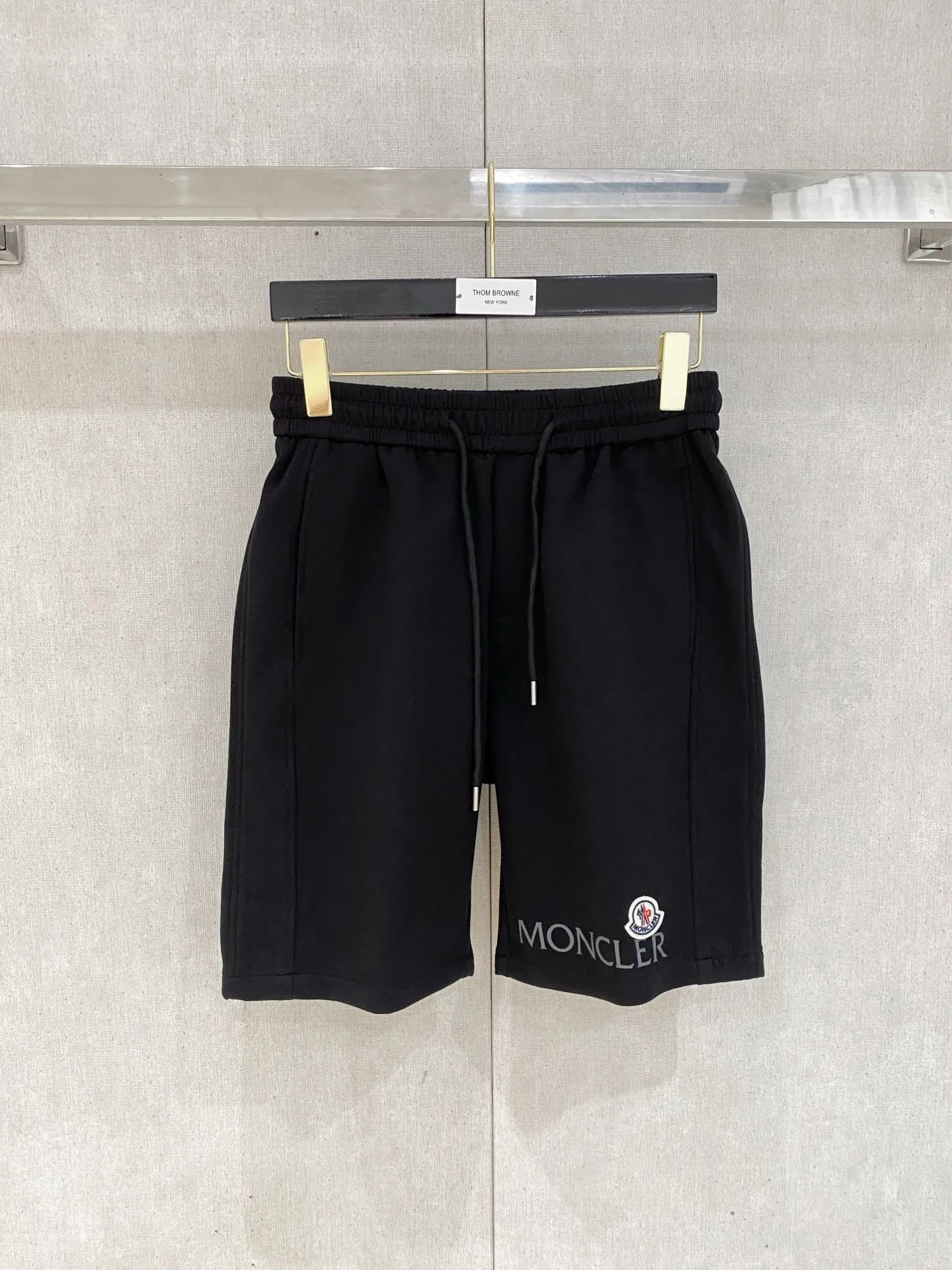 P230 🆕Moncler 2025 new pure cotton men's casual shorts, advanced custom-made breathable fabrics, extremely breathable, elastic and comfortable, with impeccable details, top-grade accessories, original logo design concept, delicate and soft feel! The upper body fit is awesome! Size: M-XXXL Please state your height and weight when ordering