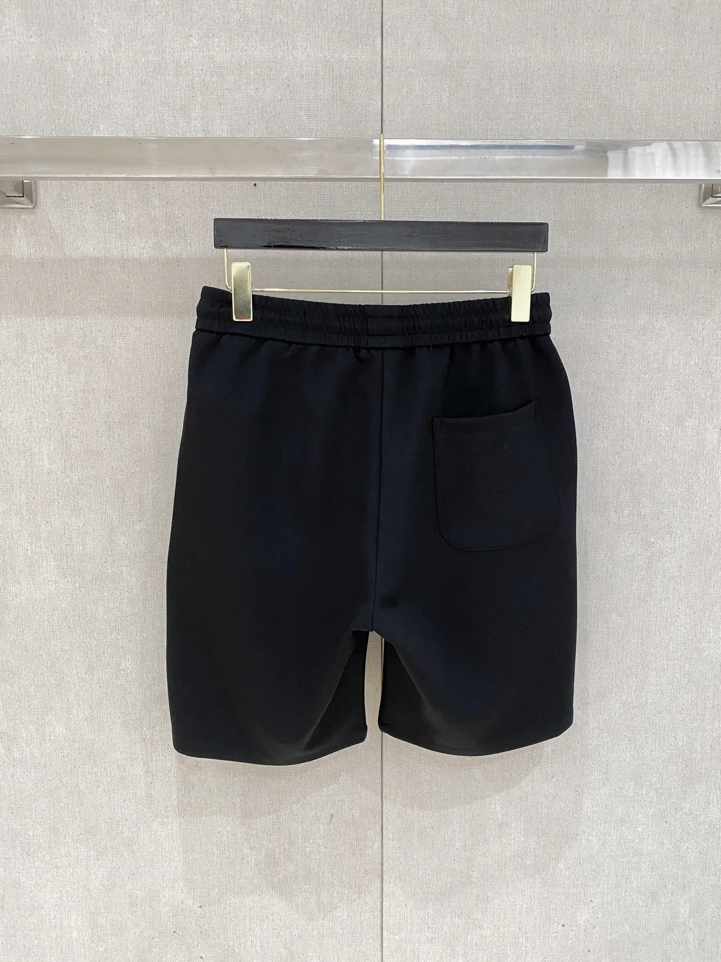 P230 🆕Moncler 2025 new pure cotton men's casual shorts, advanced custom-made breathable fabrics, extremely breathable, elastic and comfortable, with impeccable details, top-grade accessories, original logo design concept, delicate and soft feel! The upper body fit is awesome! Size: M-XXXL Please state your height and weight when ordering