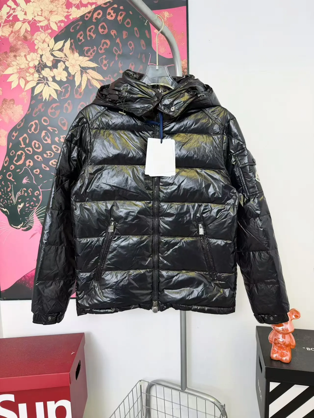 P650 Masked arm small label glossy hooded down jacket, the same style at MONCLER counters. It is made of 80 velvet. The fleece is warm enough. It has a texture on the hand. It is three-dimensional and atmospheric. It is easy to wear in winter. It is simple and elegant. It adopts the os version. The upper body effect is very good. Suitable for all body types. Soft and comfortable. Imported custom zipper➕Hardware and accessories are complete. The embroidery is full and three-dimensional. Perfect restoration of zp 2:1. Same style for men and women. Versatile and easy to match. Size number 1 2 3 4 color black