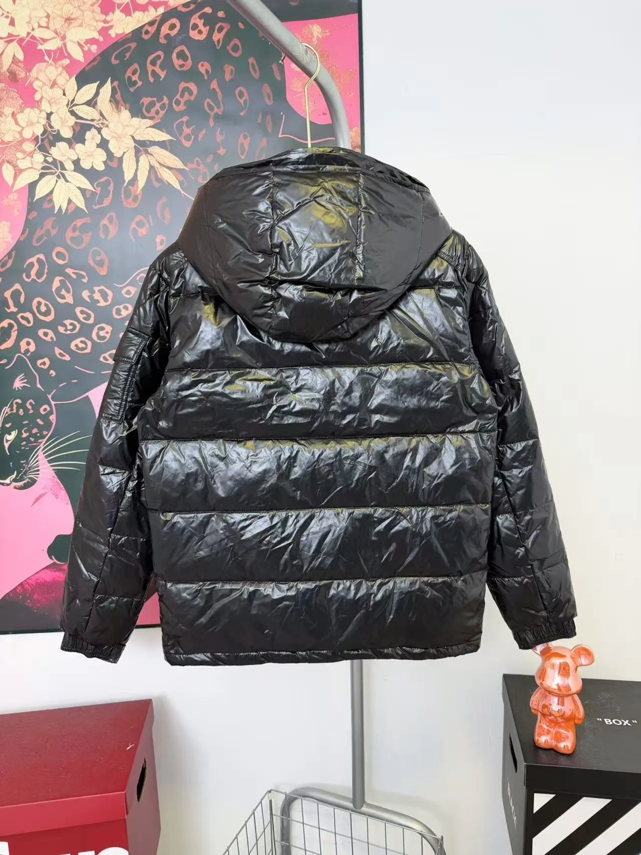 P650 Masked arm small label glossy hooded down jacket, the same style at MONCLER counters. It is made of 80 velvet. The fleece is warm enough. It has a texture on the hand. It is three-dimensional and atmospheric. It is easy to wear in winter. It is simple and elegant. It adopts the os version. The upper body effect is very good. Suitable for all body types. Soft and comfortable. Imported custom zipper➕Hardware and accessories are complete. The embroidery is full and three-dimensional. Perfect restoration of zp 2:1. Same style for men and women. Versatile and easy to match. Size number 1 2 3 4 color black