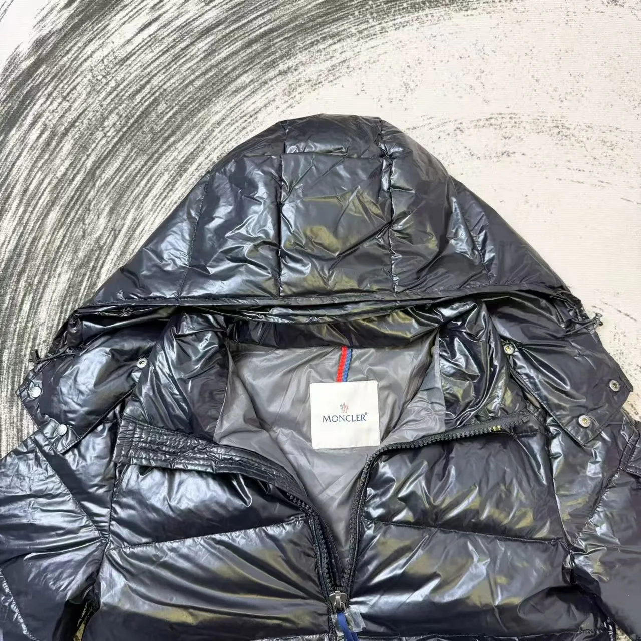 P650 Masked arm small label glossy hooded down jacket, the same style at MONCLER counters. It is made of 80 velvet. The fleece is warm enough. It has a texture on the hand. It is three-dimensional and atmospheric. It is easy to wear in winter. It is simple and elegant. It adopts the os version. The upper body effect is very good. Suitable for all body types. Soft and comfortable. Imported custom zipper➕Hardware and accessories are complete. The embroidery is full and three-dimensional. Perfect restoration of zp 2:1. Same style for men and women. Versatile and easy to match. Size number 1 2 3 4 color black