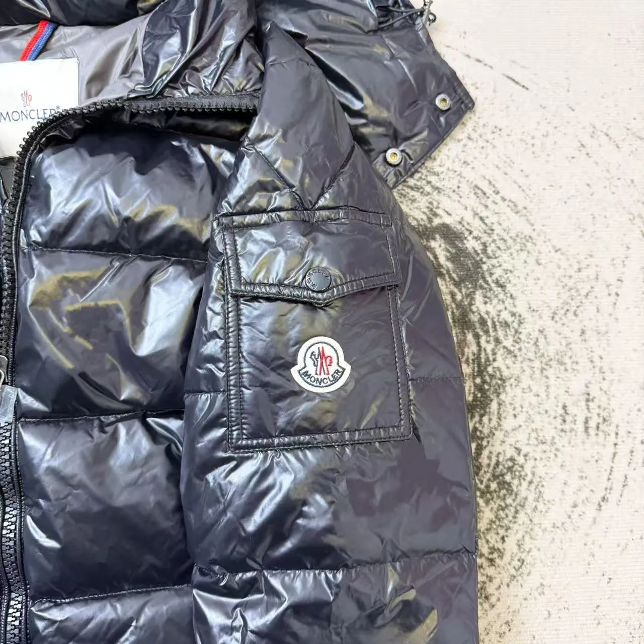 P650 Masked arm small label glossy hooded down jacket, the same style at MONCLER counters. It is made of 80 velvet. The fleece is warm enough. It has a texture on the hand. It is three-dimensional and atmospheric. It is easy to wear in winter. It is simple and elegant. It adopts the os version. The upper body effect is very good. Suitable for all body types. Soft and comfortable. Imported custom zipper➕Hardware and accessories are complete. The embroidery is full and three-dimensional. Perfect restoration of zp 2:1. Same style for men and women. Versatile and easy to match. Size number 1 2 3 4 color black