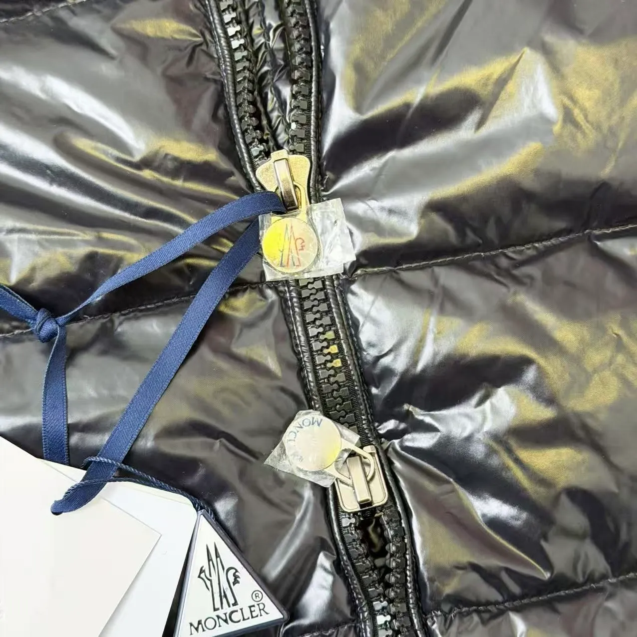 P650 Masked arm small label glossy hooded down jacket, the same style at MONCLER counters. It is made of 80 velvet. The fleece is warm enough. It has a texture on the hand. It is three-dimensional and atmospheric. It is easy to wear in winter. It is simple and elegant. It adopts the os version. The upper body effect is very good. Suitable for all body types. Soft and comfortable. Imported custom zipper➕Hardware and accessories are complete. The embroidery is full and three-dimensional. Perfect restoration of zp 2:1. Same style for men and women. Versatile and easy to match. Size number 1 2 3 4 color black