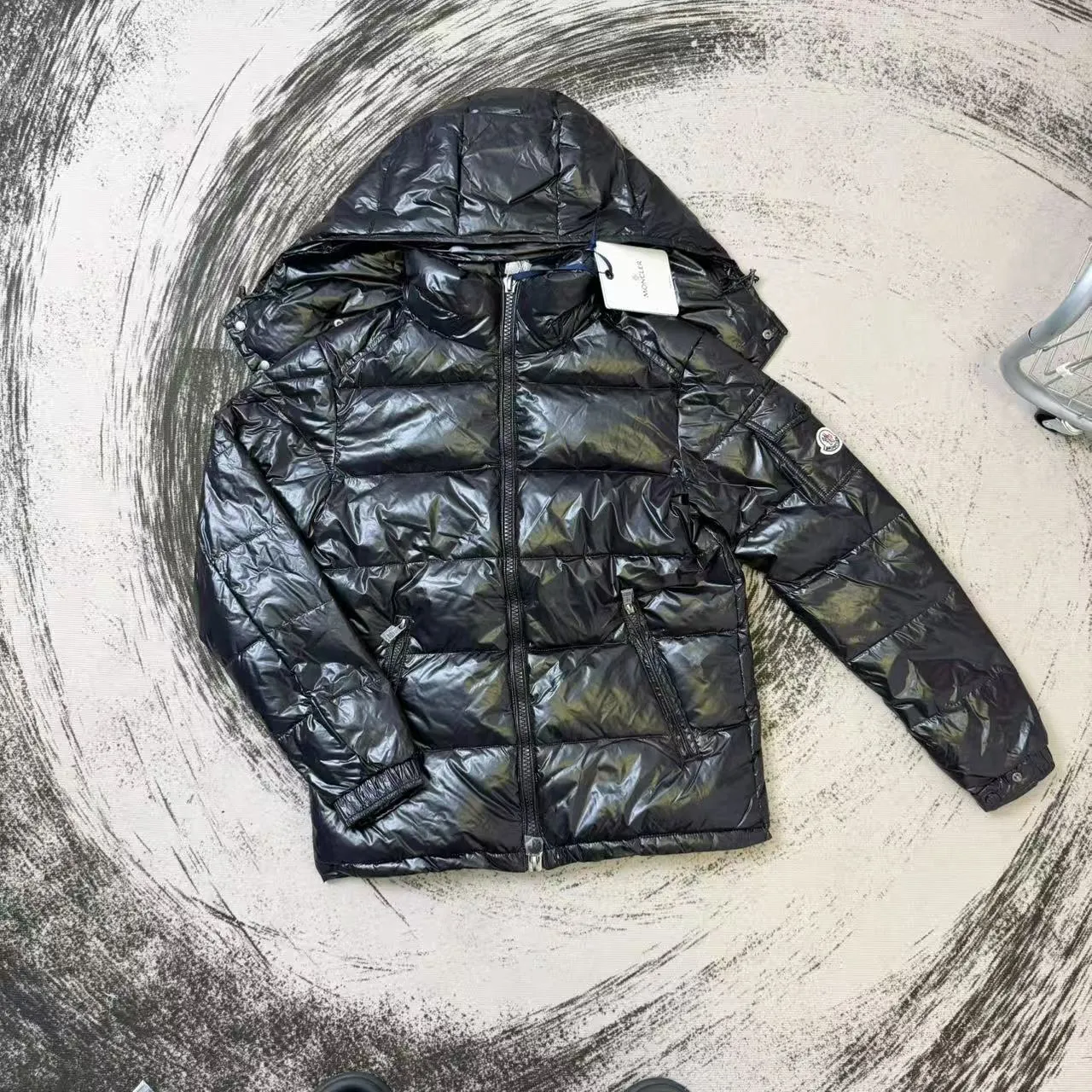 P650 Masked arm small label glossy hooded down jacket, the same style at MONCLER counters. It is made of 80 velvet. The fleece is warm enough. It has a texture on the hand. It is three-dimensional and atmospheric. It is easy to wear in winter. It is simple and elegant. It adopts the os version. The upper body effect is very good. Suitable for all body types. Soft and comfortable. Imported custom zipper➕Hardware and accessories are complete. The embroidery is full and three-dimensional. Perfect restoration of zp 2:1. Same style for men and women. Versatile and easy to match. Size number 1 2 3 4 color black