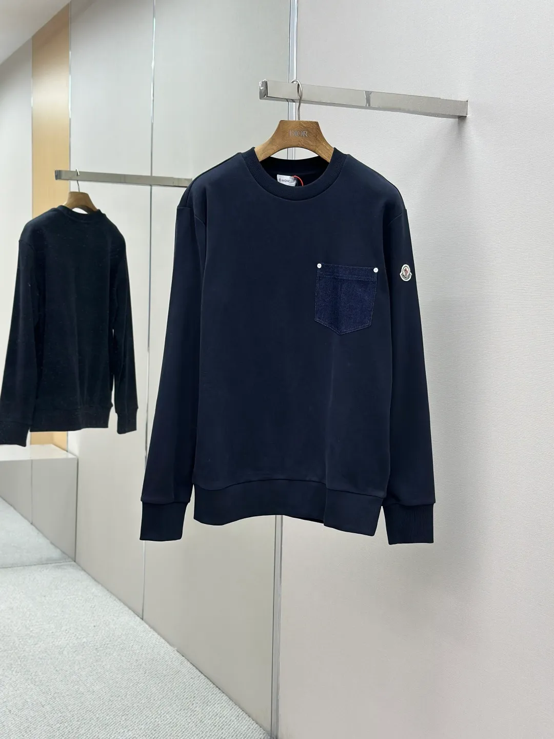 P320 Moncler denim pocket sweatshirt. Customized cotton soft velvet and cloud yarn water-brushed denim. Excellent texture, comfortable and close to the skin. The rich navy blue is the main color, showing an elegant gentleman's style. The unique denim chest pocket on the chest adds a touch of uninhibited casualness with the unique ruggedness and retro of denim. The iconic Moncler embroidered logo appears on the sleeves. It is highly recognizable and exudes a sense of luxury from the inside out. Find the perfect balance between simplicity and sophistication. Process 1: Hidden seamless hemming. Use precise laser cutting to cut the edges of the pocket into the required denim shape to ensure neat and precise edges. Then use one-piece molding technology to perfectly combine the denim material with the pocket to achieve a seamless connection. Process 2: Manual nailing using a servo motor-driven nailing device to accurately drive the bottom nails into the splicing of denim and sweatshirt velvet. Precise positioning to keep the edges of the pockets flat. Process 3: The fabrics have been washed, giving a better hand feel and not easy to deform. Not easy to shrink, not easy to fade, maintain long-term beauty Accessories: Customized Moncler embroidered logo Customized Moncler bottom nails Customized Moncler trademark Version: Loose version Size: S M L XL Style number: 25338-A75